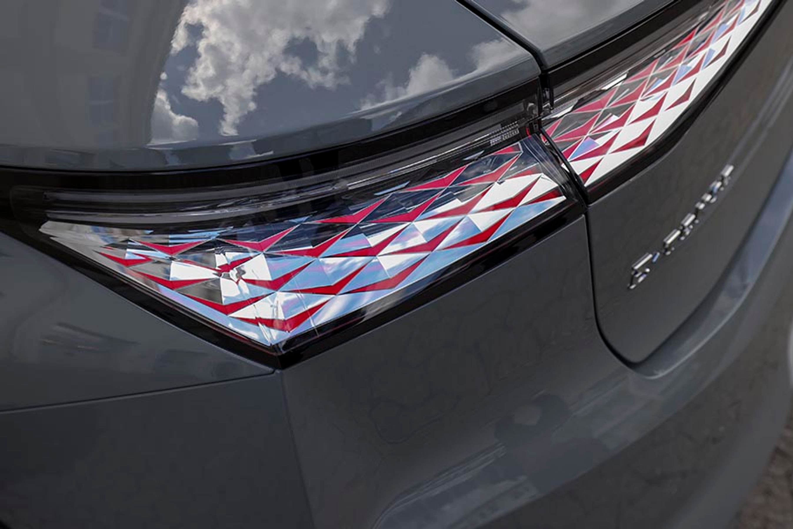 Baglygterne er et studie i smart design. De små trekantede felter, der er ikonisk for DS, går her igen over det hele. Det er flot!