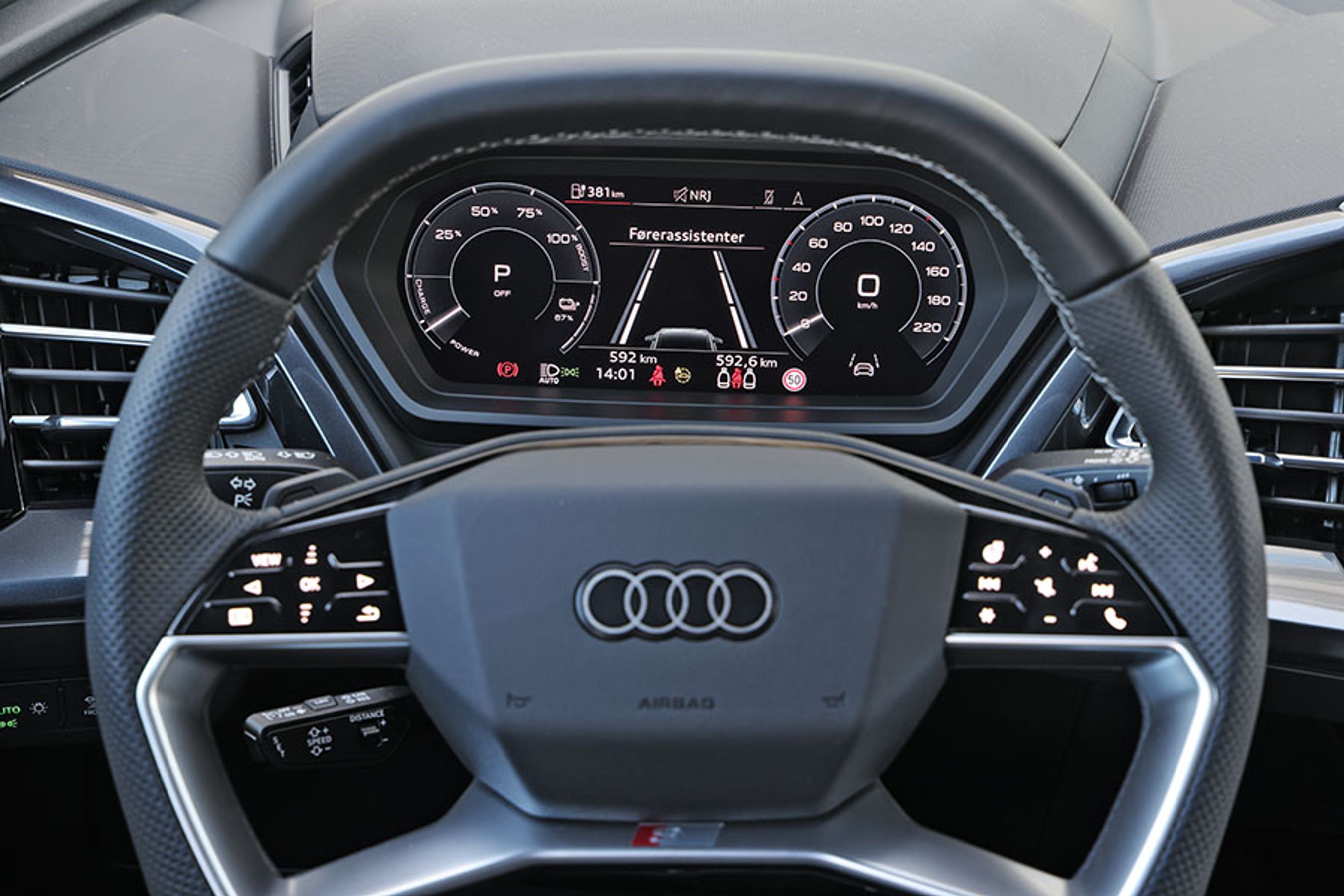 Et sted, hvor Audi Q4 adskiller sig i forhold til søsterbilerne Skoda Enyaq og VW ID.4, er den integrerede 10” store instrumentskærm. Den giver mulighed for en mere klassisk visning af bilens hastighed, navigation og andre data om kørslen. 
