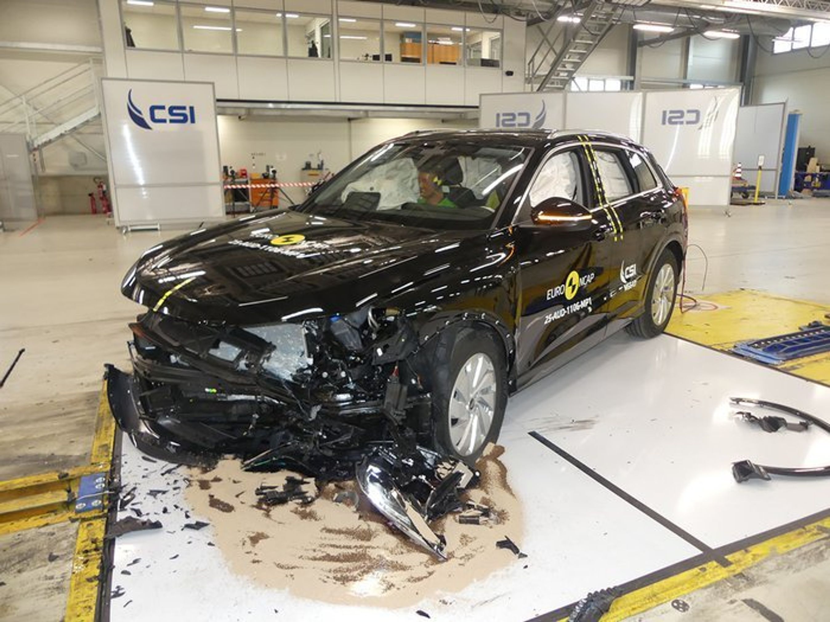 Smadret front på sort Audi Q5