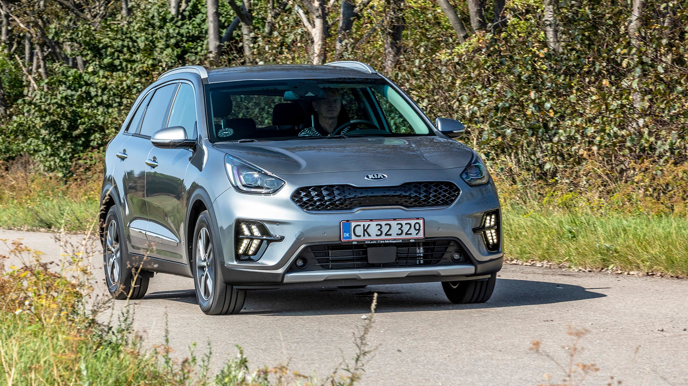 Faceliftet kan kendes på nye kørelyslygter, der er formet som pile, der peger ind mod midten. Men de primære opgraderinger skal findes inde i kabinen. 