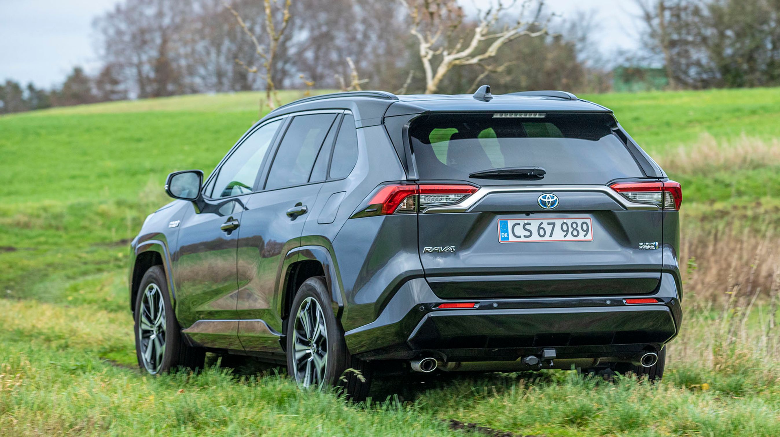 RAV4 er en stor SUV og ganske rummelig. Den er høj, og med store ruder hele vejen rundt er udsynet godt.