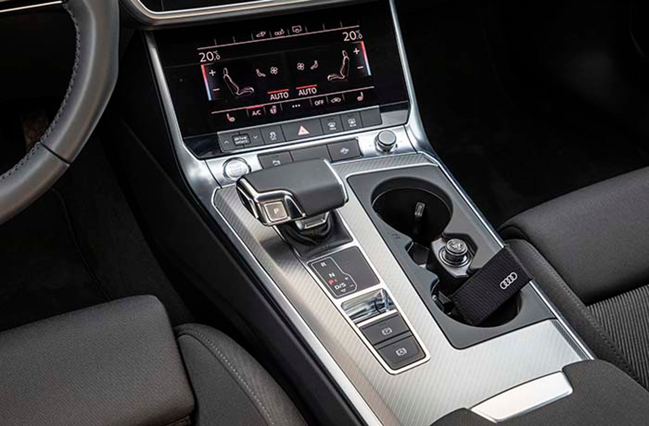 Gearstangen er sjovt udformet. Den er af den elektroniske type, der selv går i P, når turen er slut.