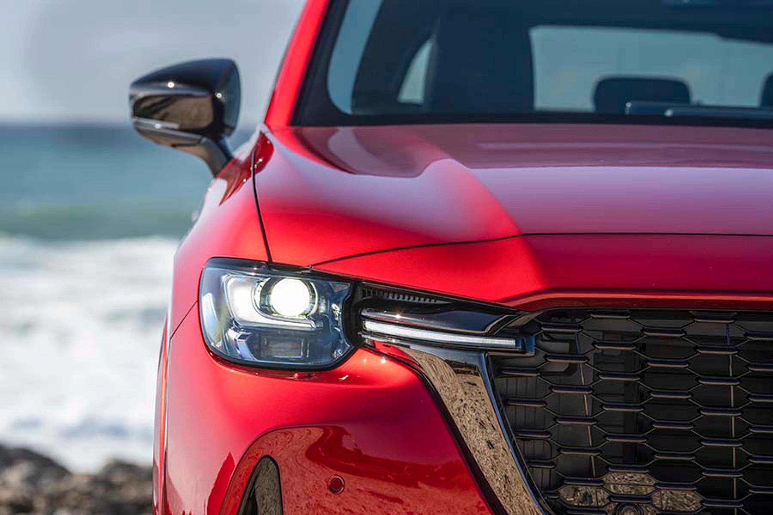 Forlygterne er altid af LED-typen, og tilkøber man en sikkerhedspakke til 12.650 kr., er lygterne den adaptive type, der kan afskærme det lange lys ved trafik foran bilen.