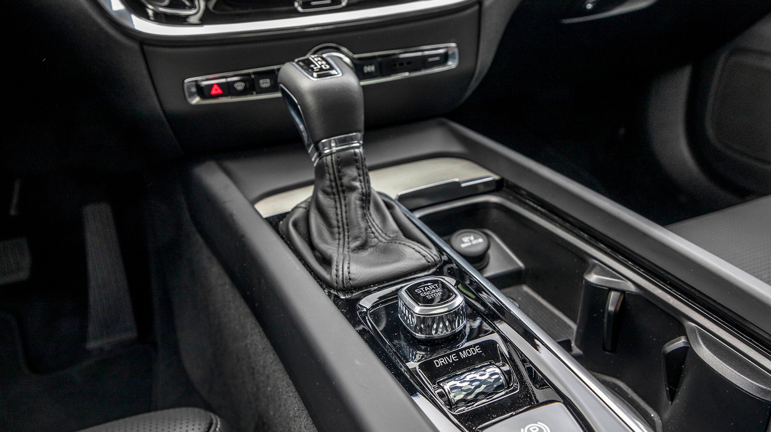 Selve gearskiftene foregår ganske glidende, men ikke helt så umærkeligt som i eksempelvis BMW automatgear. Et minus er også, at gearvælgeren skal føres op i ”P” ved parkering, det foregår automatisk i mange konkurrenter.