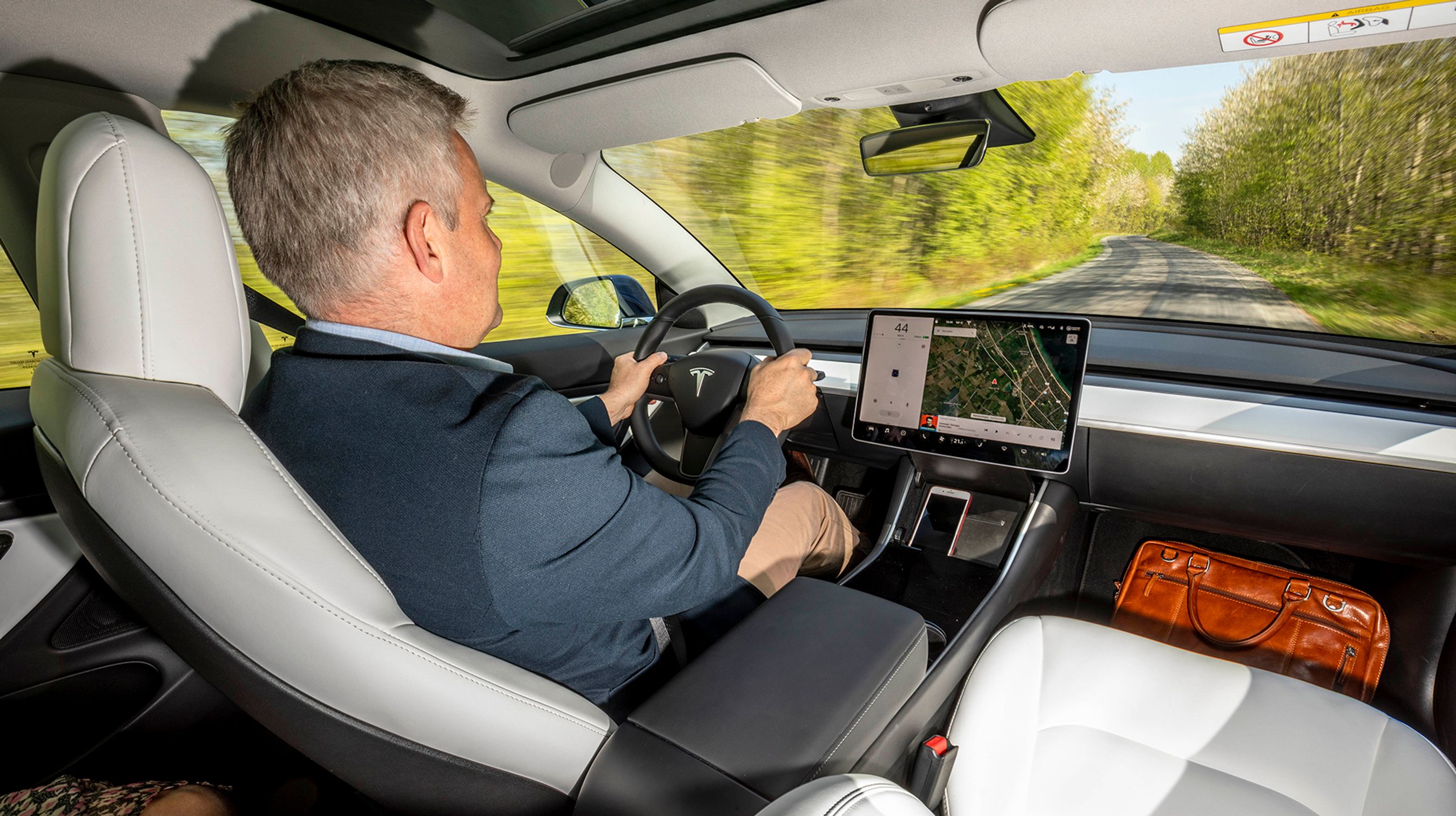 Fra den enorme skærm i midten kontrolleres alle bilens funktioner.