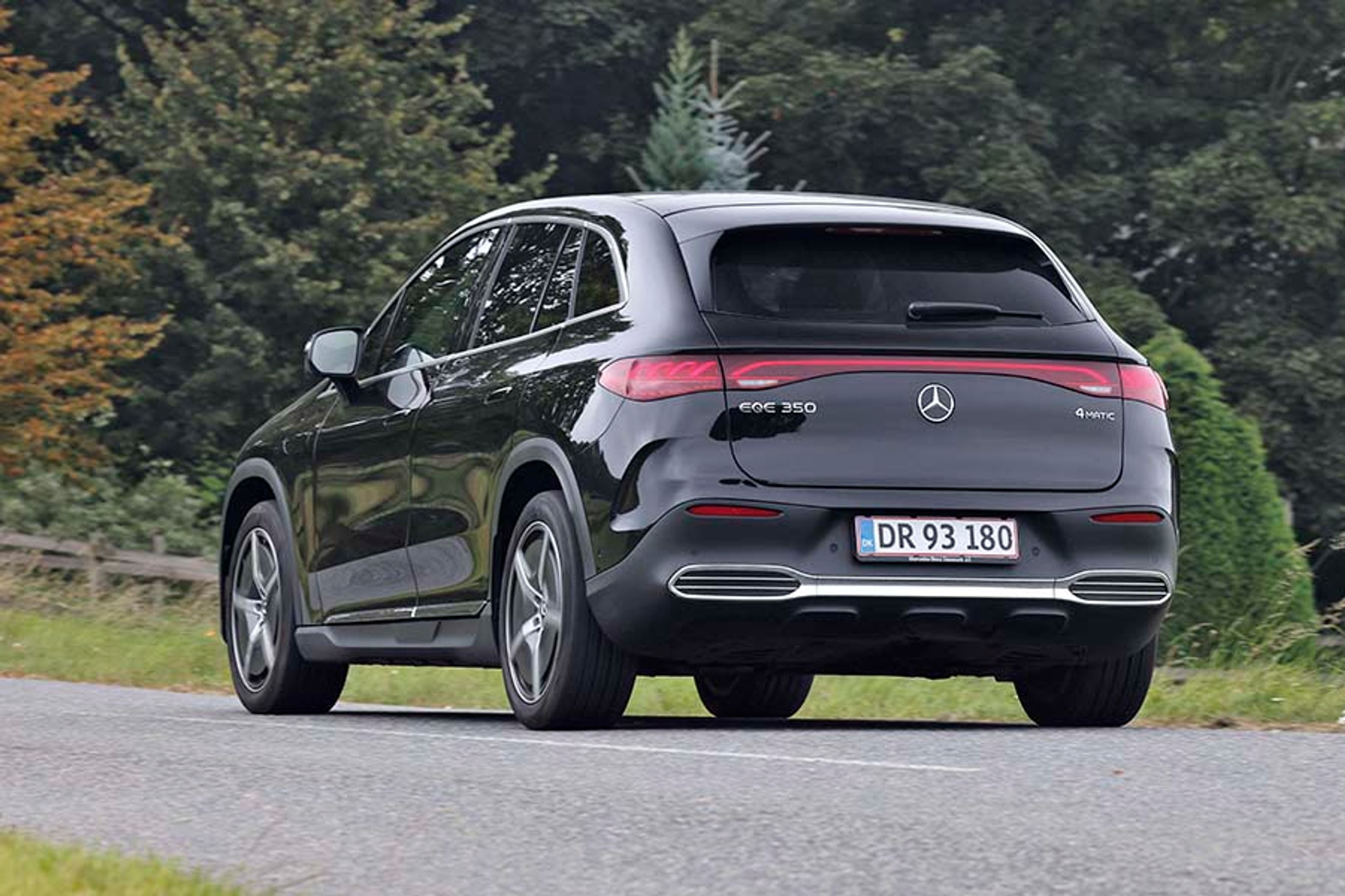 Mercedes EQE SUV set bagfra, mens den kører på landevej.