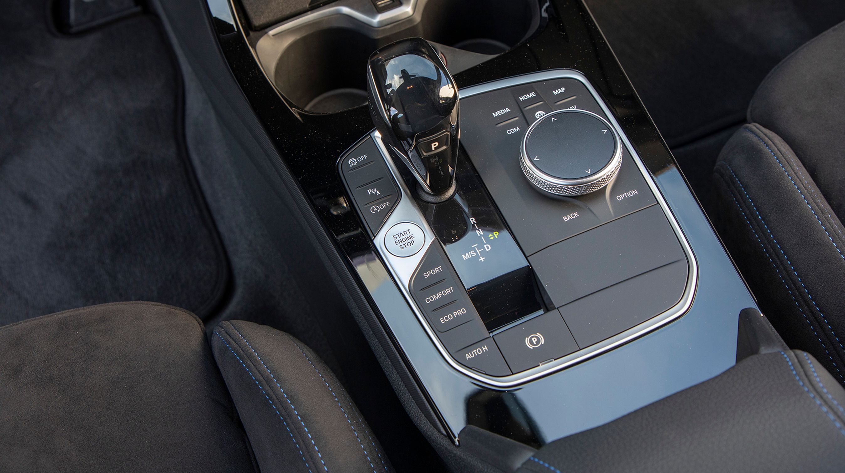BMW har lavet samme kabinefilosofi i alle deres modeller, det inkluderer smart placeret startknap lige ved gearvælgeren. Begge dele er nemme og intuitive at betjene. Der er også god fralægningsplads. 