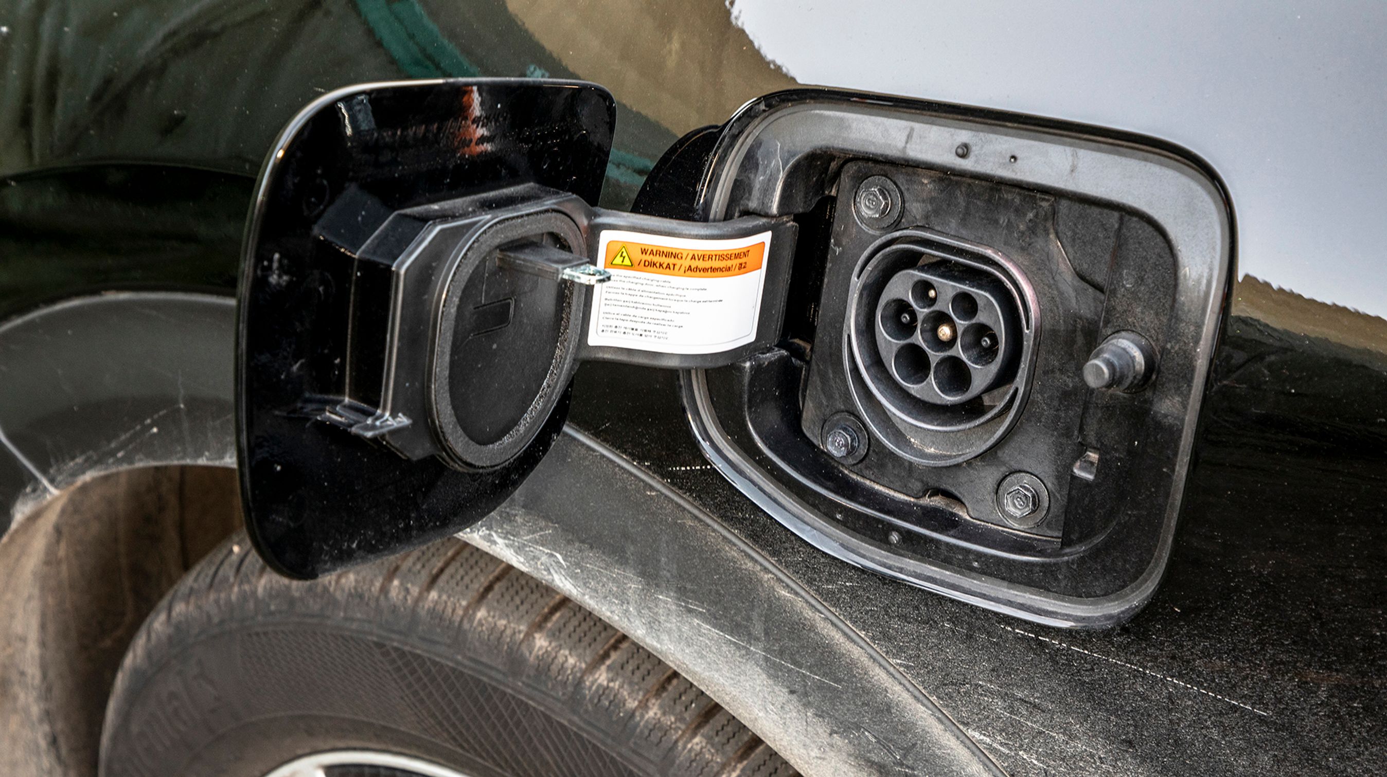 Ladeporten rummer et stik af Type-2 modellen. Bilen kan dog kun lades med en enkelt fase, og maksimalt med 3,3 kW.