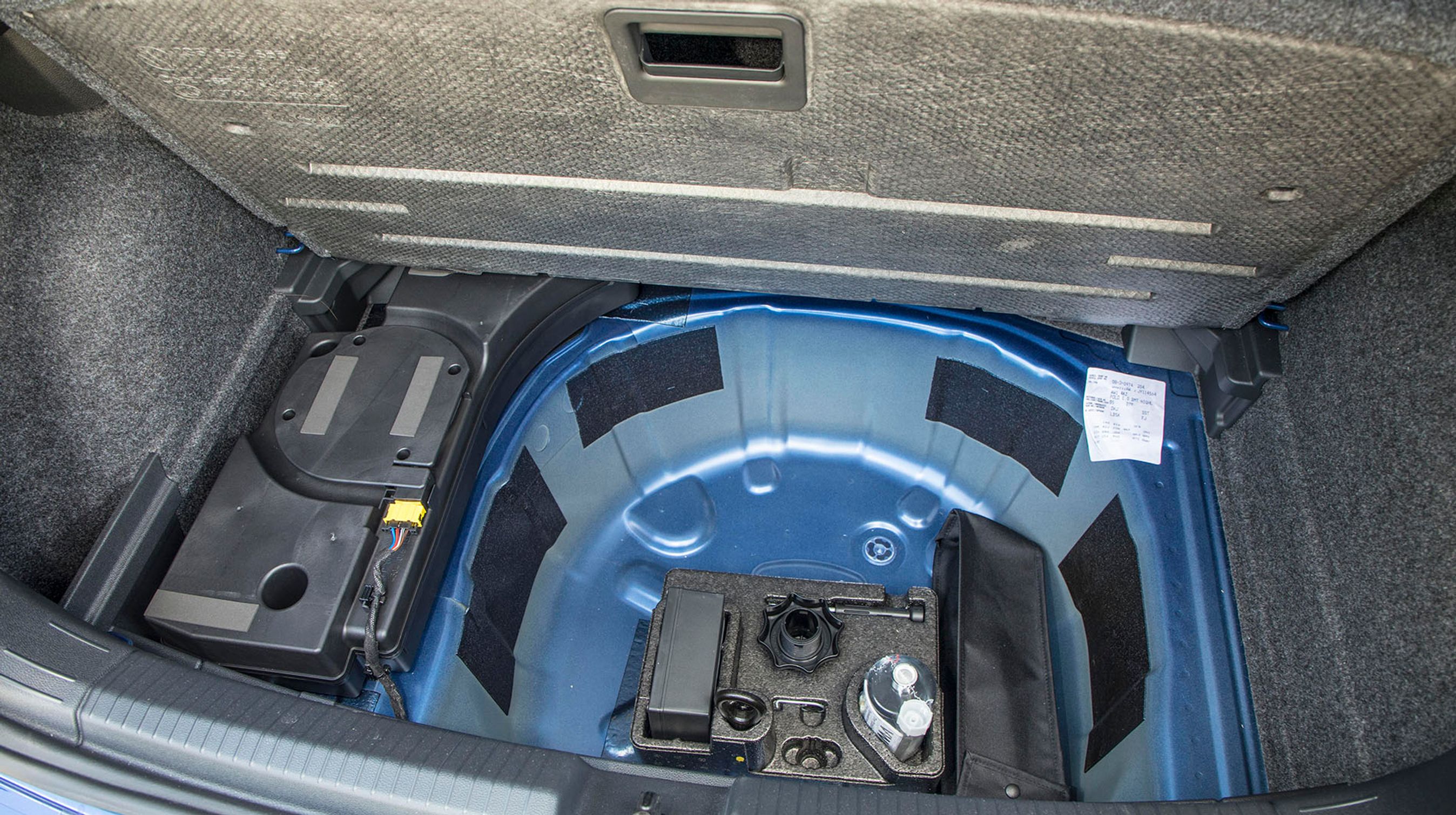 Under gulvet i bagagerummet er et ekstra rum, men tilkøber man Beats-musikanlægget som her, så forsvinder det meste af pladsen til en subwoofer.