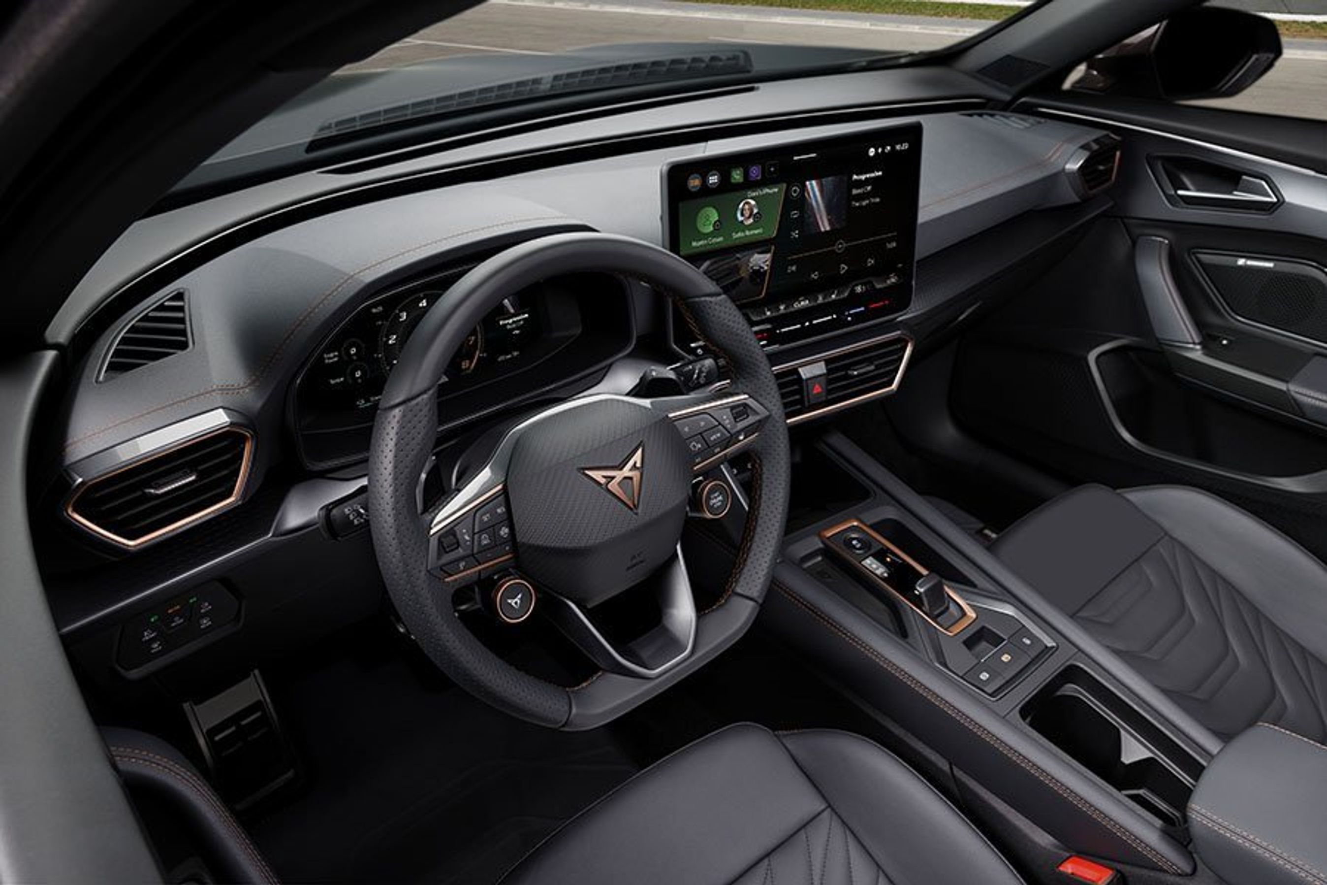 Førerpladsen i en Cupra Formentor