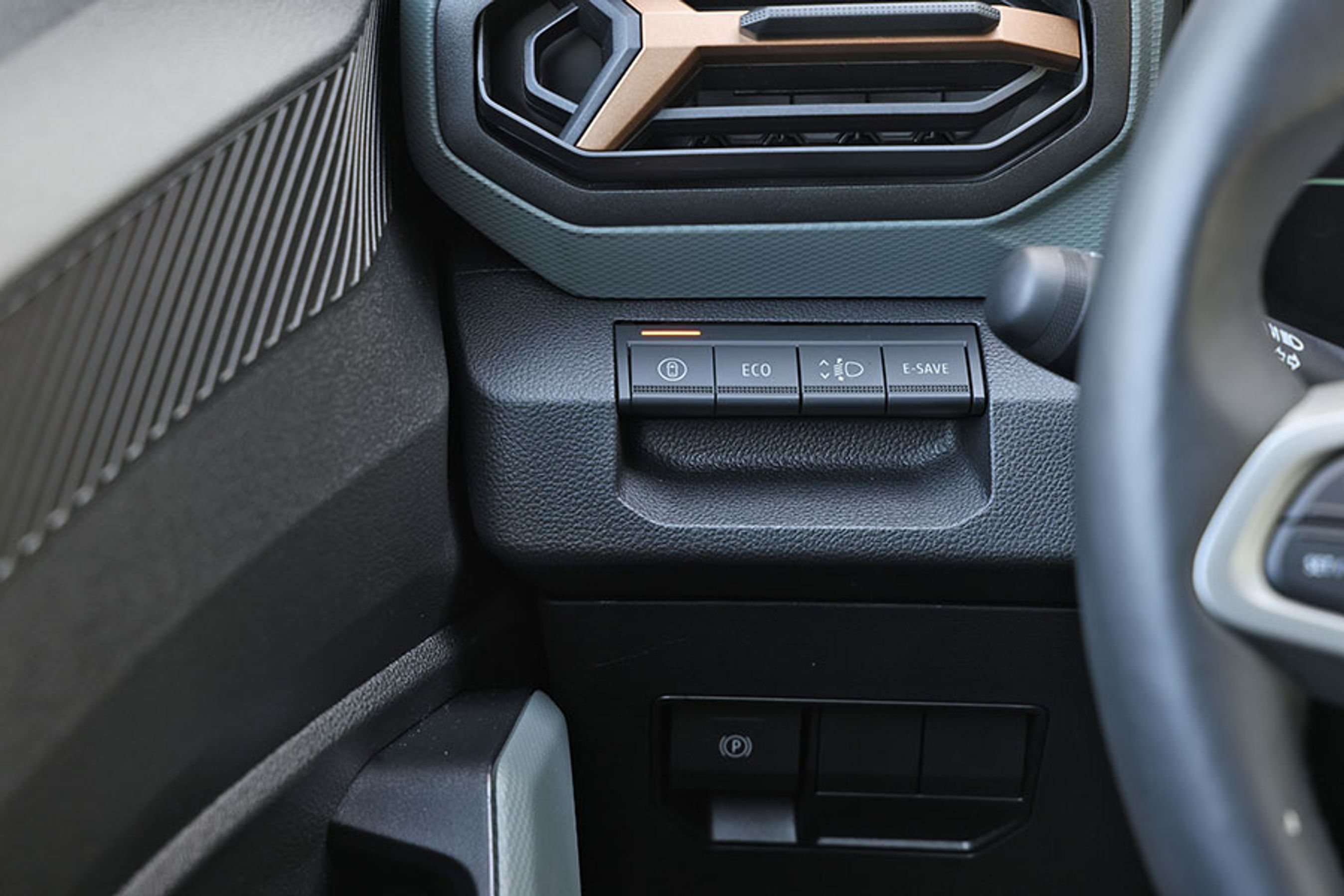 Via knappen længst til venstre kan man ved to tryk let frakoble de sikkerhedssystemer, man ikke ønsker at benytte sig af. Det kan f.eks. være fartalarmen og linjevogteren.