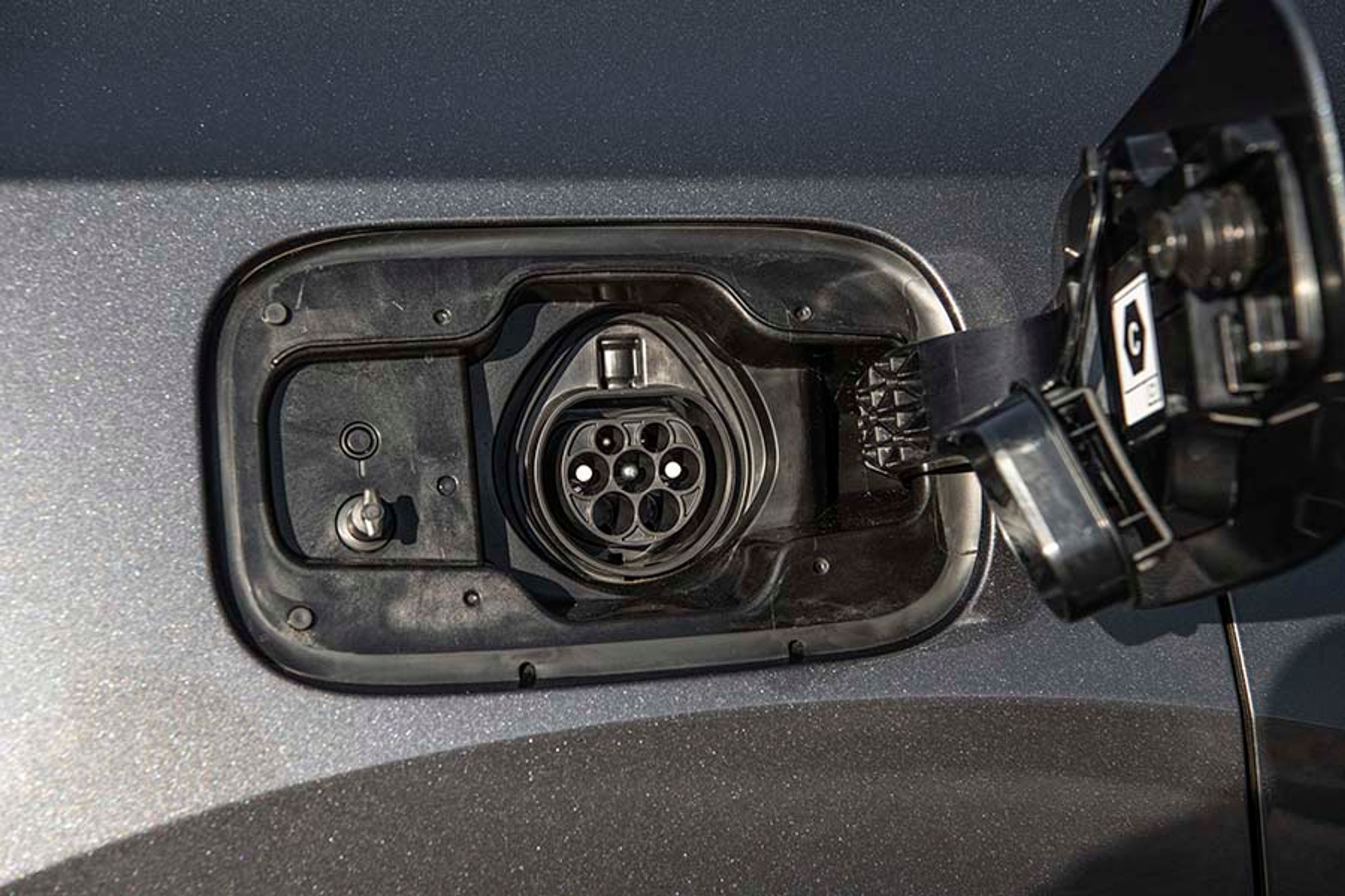 Ladestikket er placeret ved højre baghjul. Der er kun mulighed for at lade via en enkelt fase, og det er almindeligvis med maksimalt 3,7 kW. Kan man finde en kraftig lader, kan bilen dog klare op til 6,6 kW. Ved 3,7 kW tager en opladning 4,5 timer.