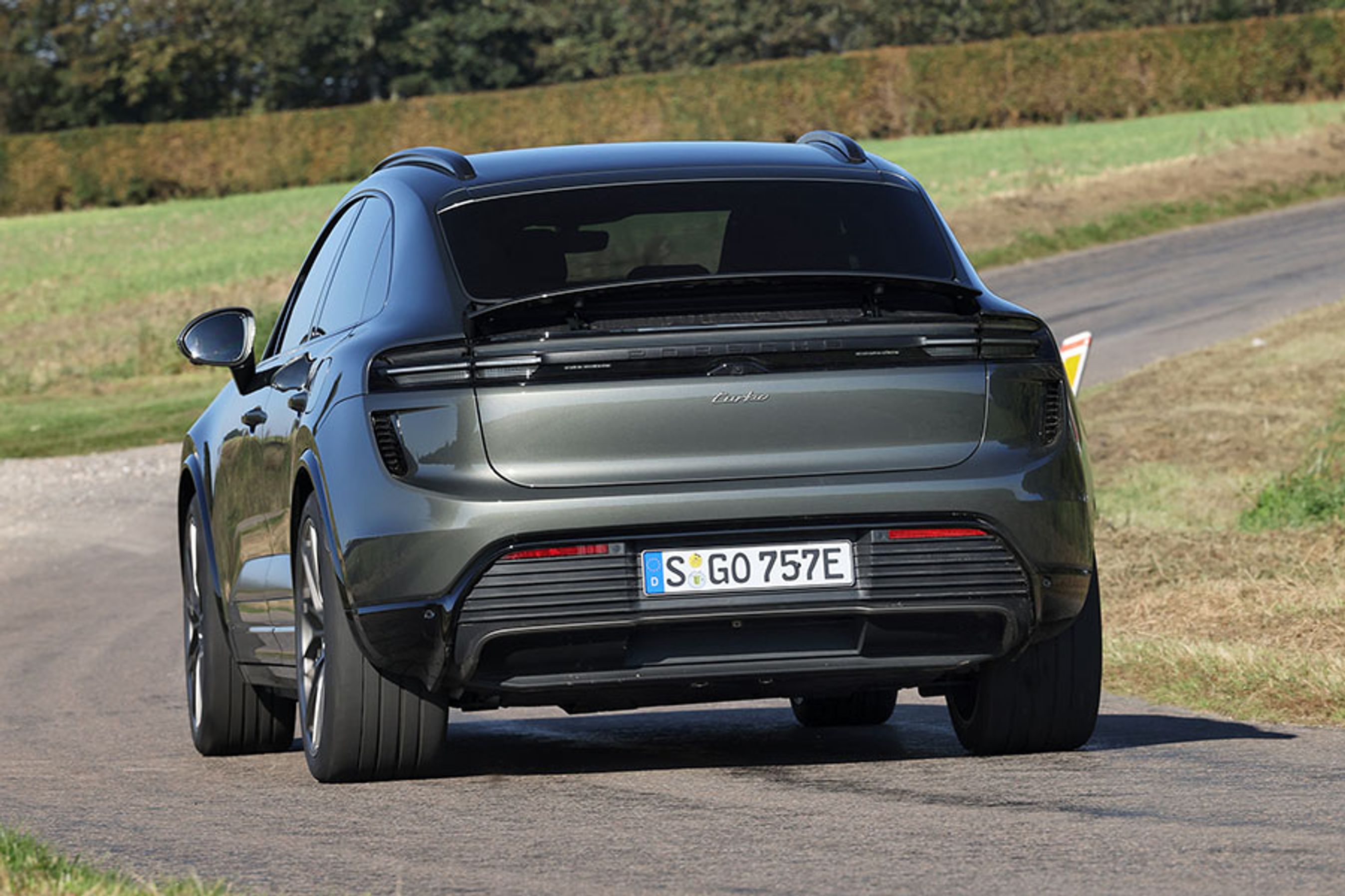 De store dæk griber godt fat i underlaget, og Macan ligger tæt på asfalten. Den er meget hurtig – både i acceleration og i sving. Den vil samtidig fint klare langture med et pænt lavt støjniveau.