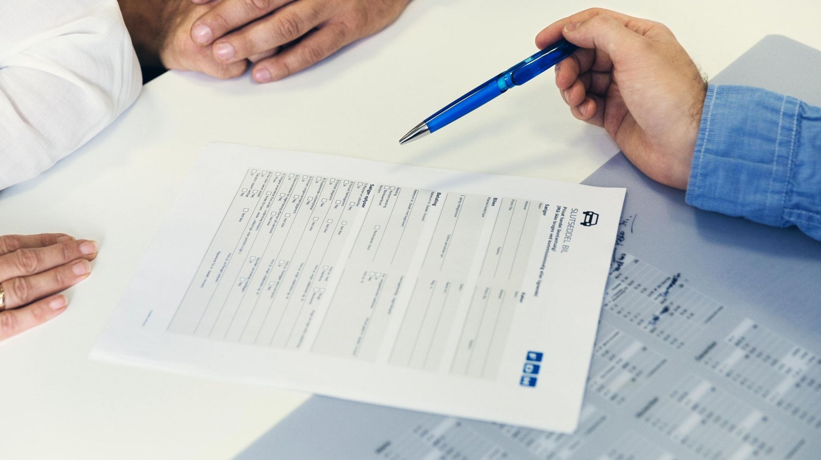 Slutseddel fra FDM ligger til underskrivelse på bord