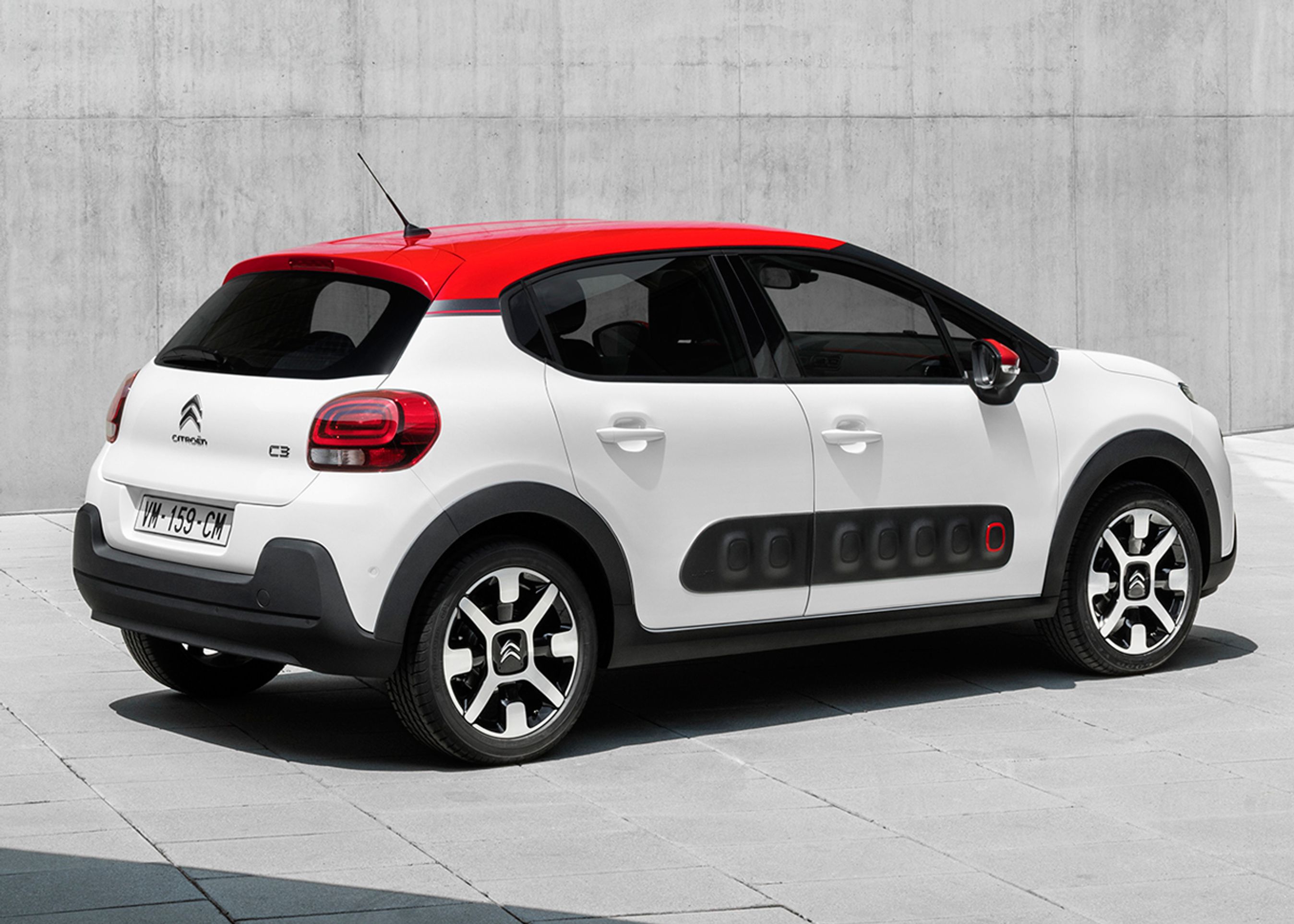 Den nye C3 kommer kun i en og samme version med fem døre. Bemærk muligheden for tag i kontrastfarve. Fotos: Citroën