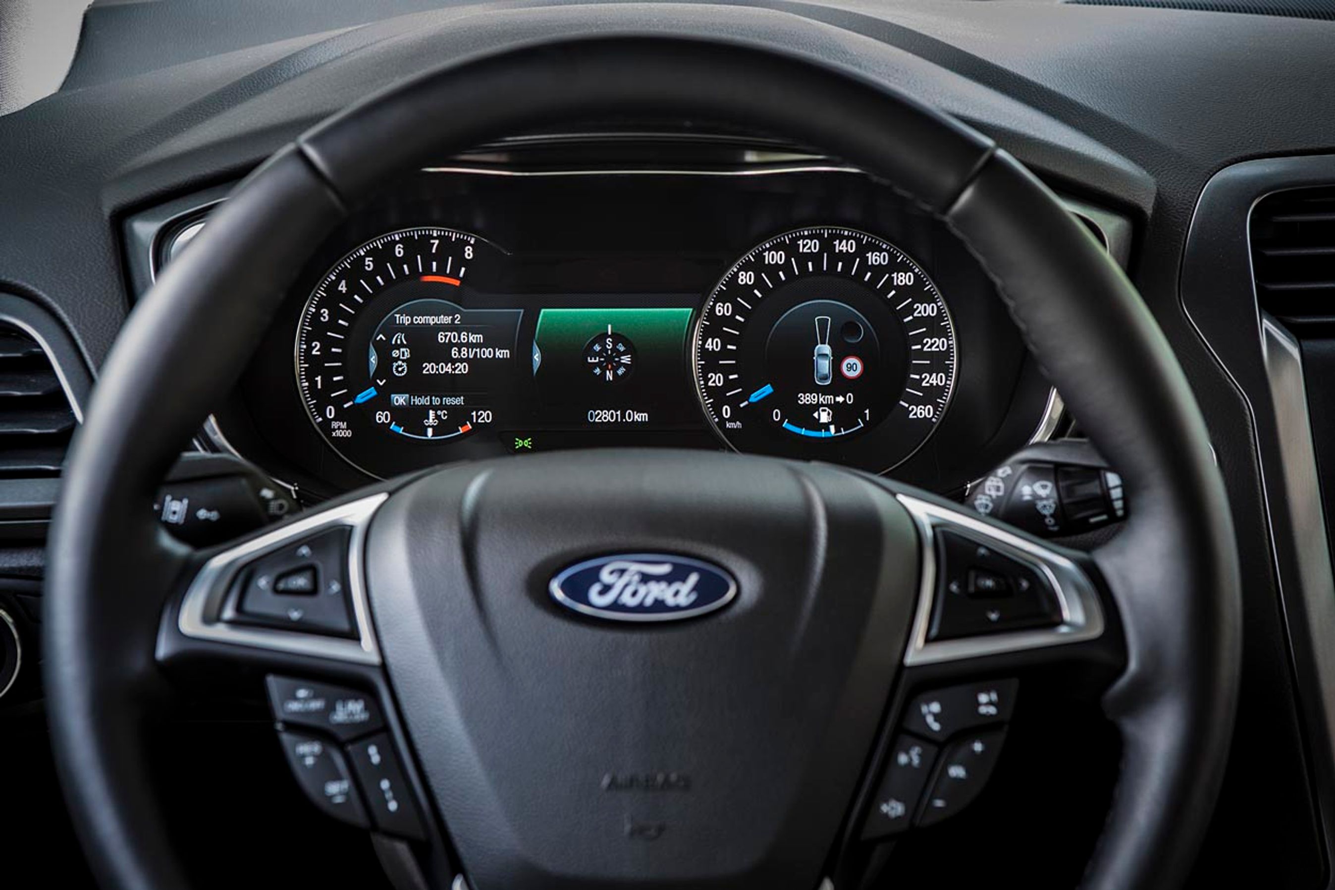 Instrumenthuset i Titanium har digitale instrumenter, men det er et noget rodet layout med mange oplysninger spredt over det hele.