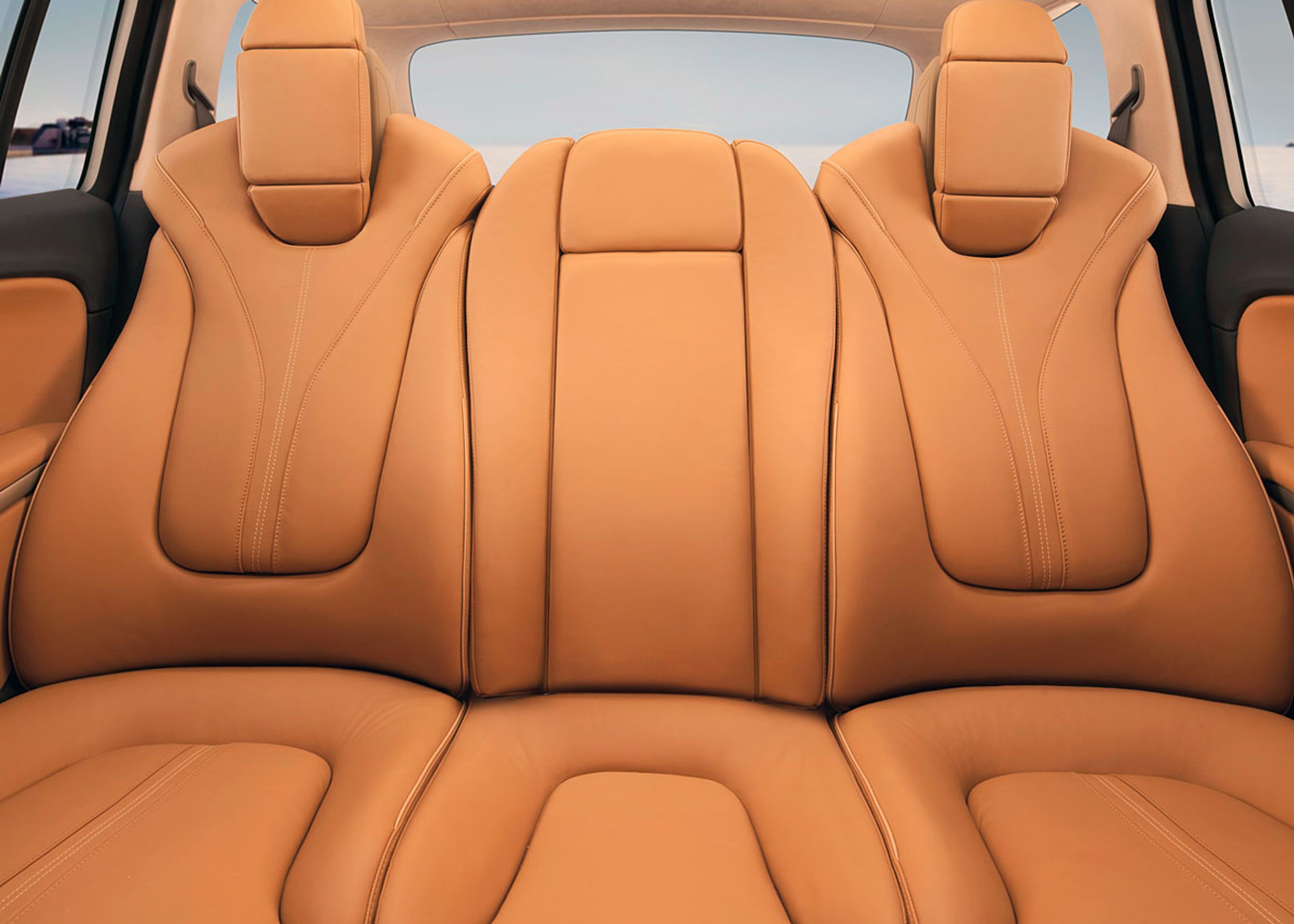 Her er den tresæders standardopstilling. Midterpladsen virker reel.