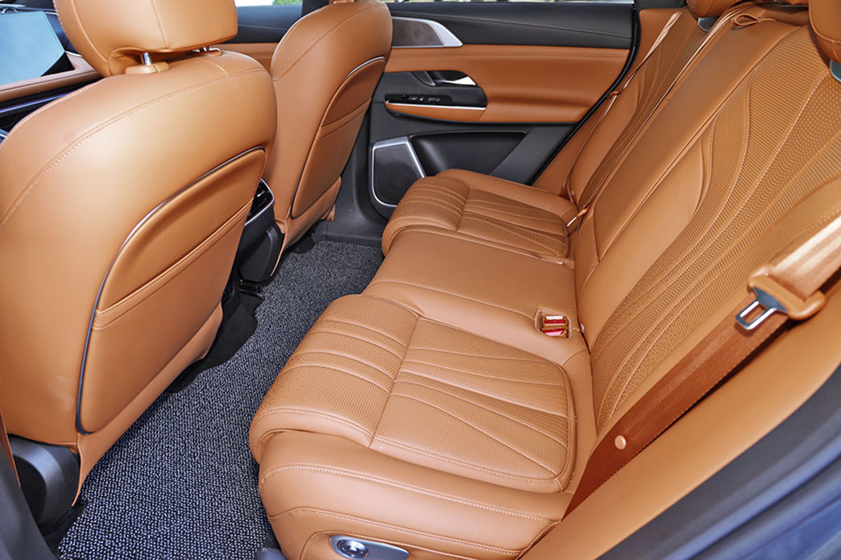 På bagsædet kan du virkelig mærke, hvor stor G9 er. Sædet er bredt nok til tre personer, men den midterste plads er lidt forhøjet og ikke helt så komfortabel som de to yderpladser. Der er også rigtig god benplads, og ryglænet på bagsædet kan lægges ned til en komfortabel langtursposition.