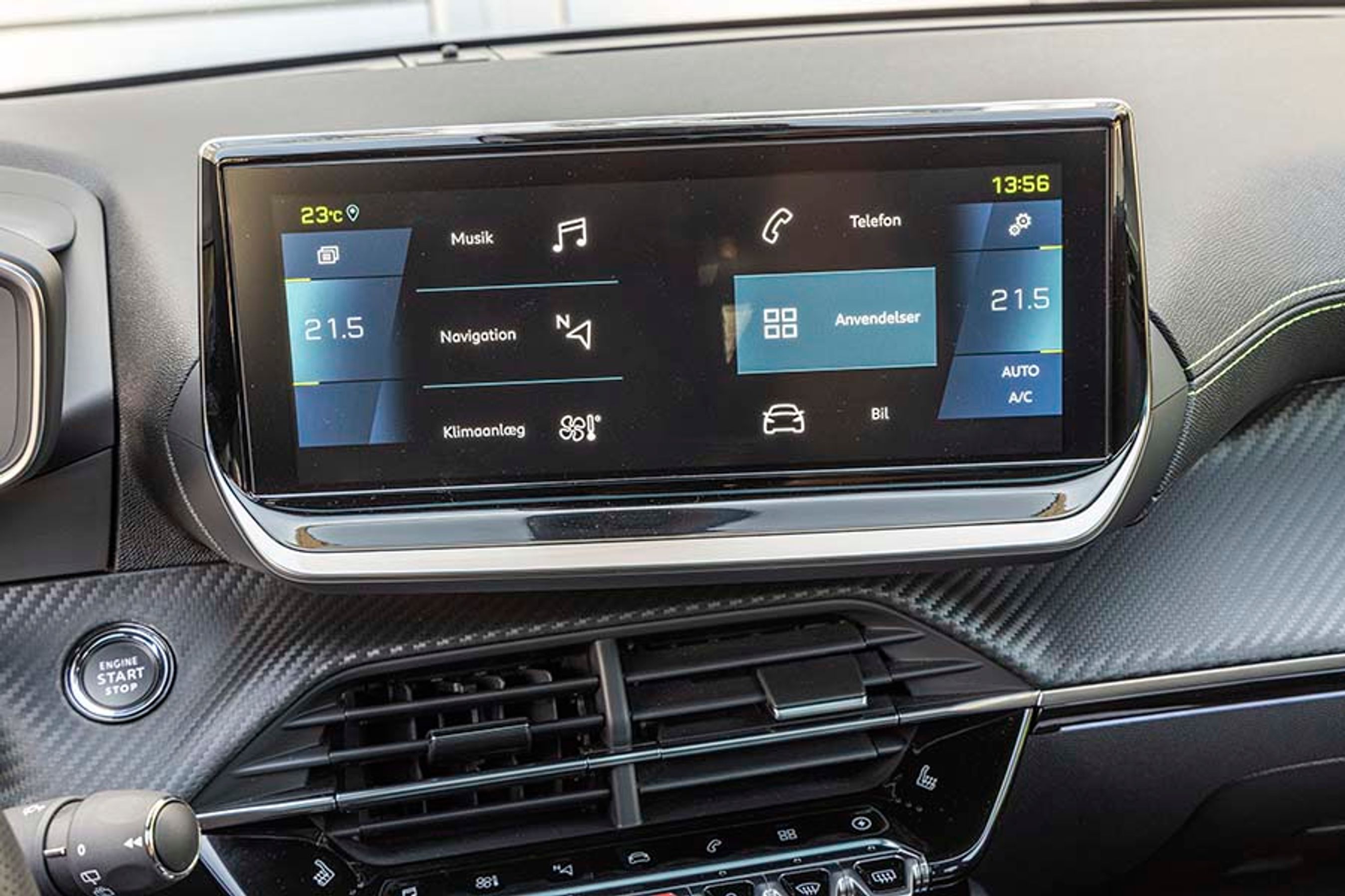 Basis-trykskærmen er på 7", men i GT-modellen er skærmen på 10". Uanset skærmstørrelse er der Apple CarPlay og Android Auto, der dog ikke fungerer trådløst, men skal forbindes med kabel.