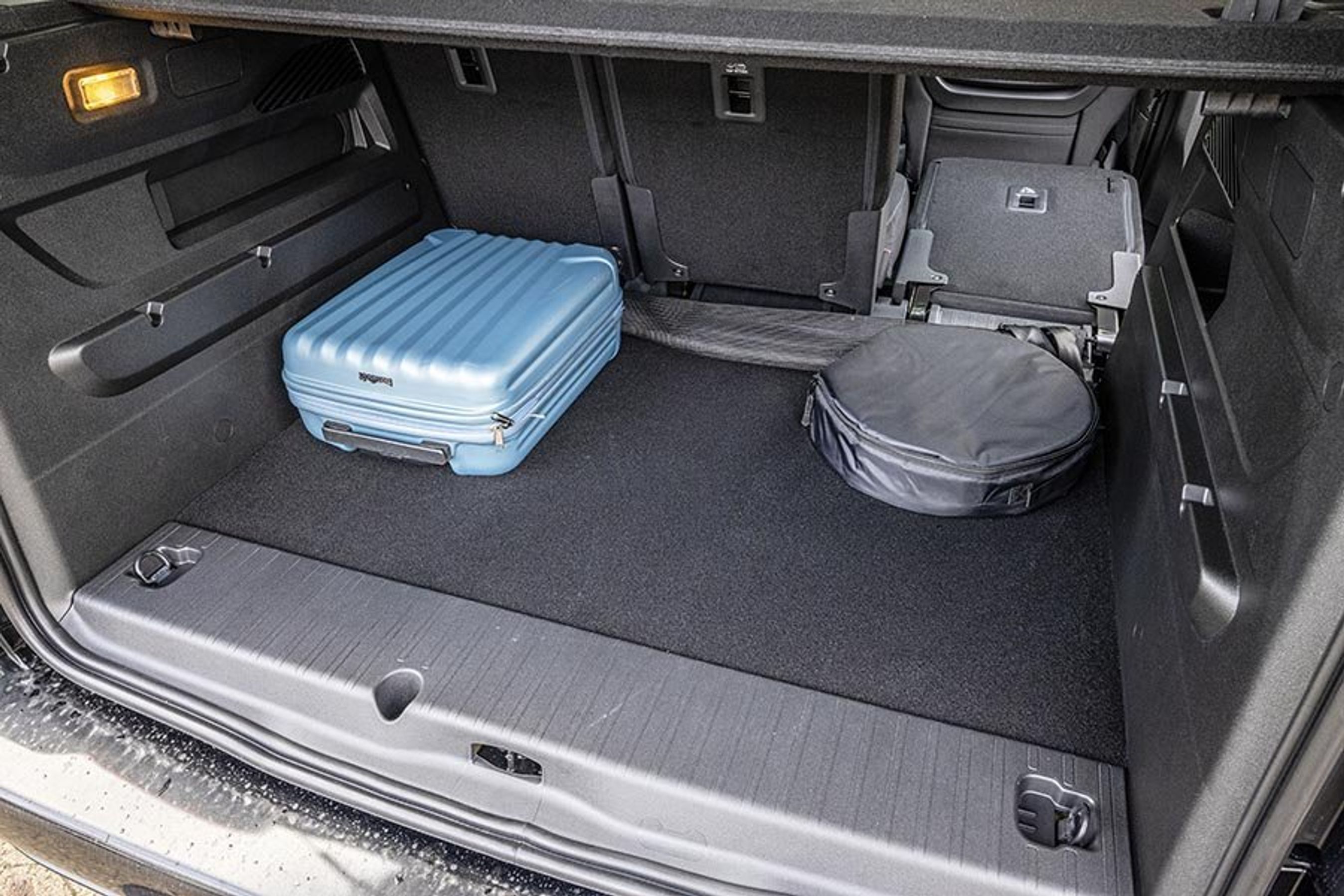 Bagagerummet er meget stort og regulært i formen. De tre separate bagsæder kan let foldes forover på en måde, så de glider ned og bliver helt plane med gulvet.