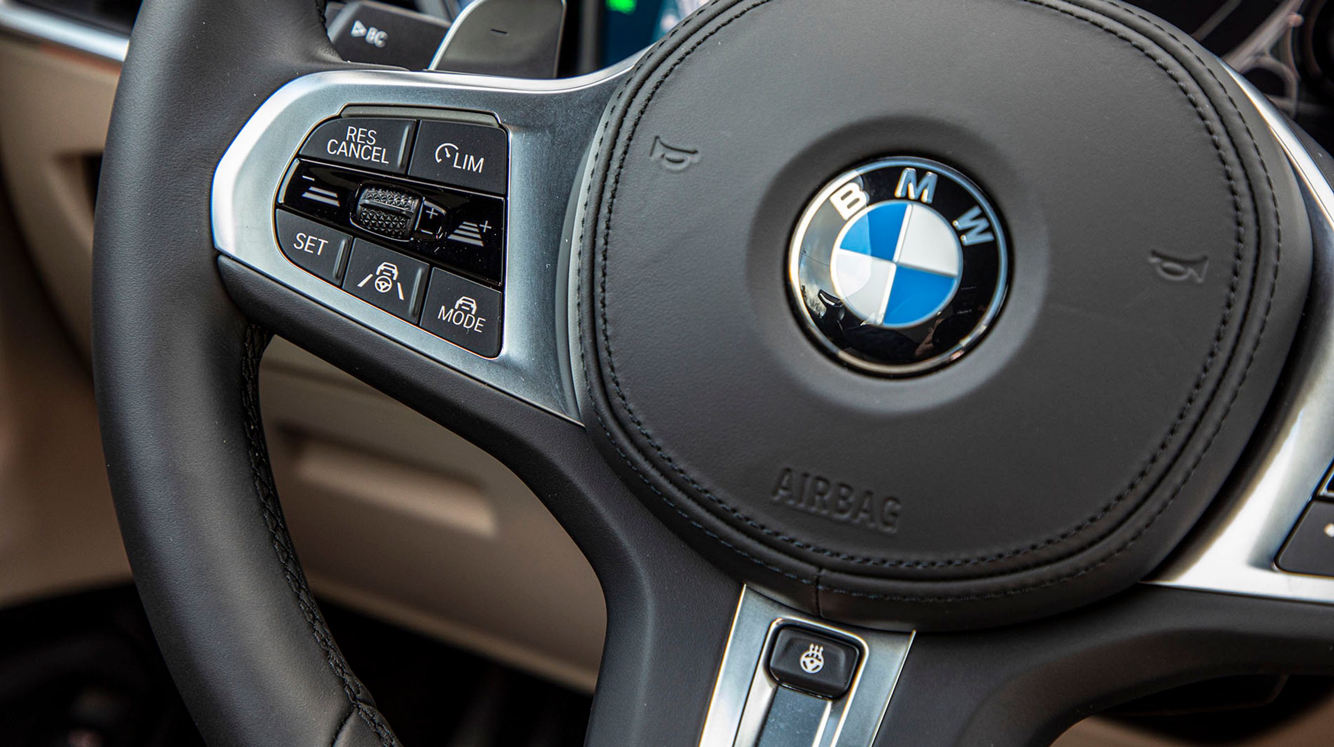 I venstre side af rattet styrer man fartpiloten, der kan indstilles til selv at følge hastighedsgrænserne. Den midterste knap forneden aktiverer „det grønne rat“, der sørger for, at bilen hele tiden fastholdes midt i vognbanen. Det fungerer rigtig godt!