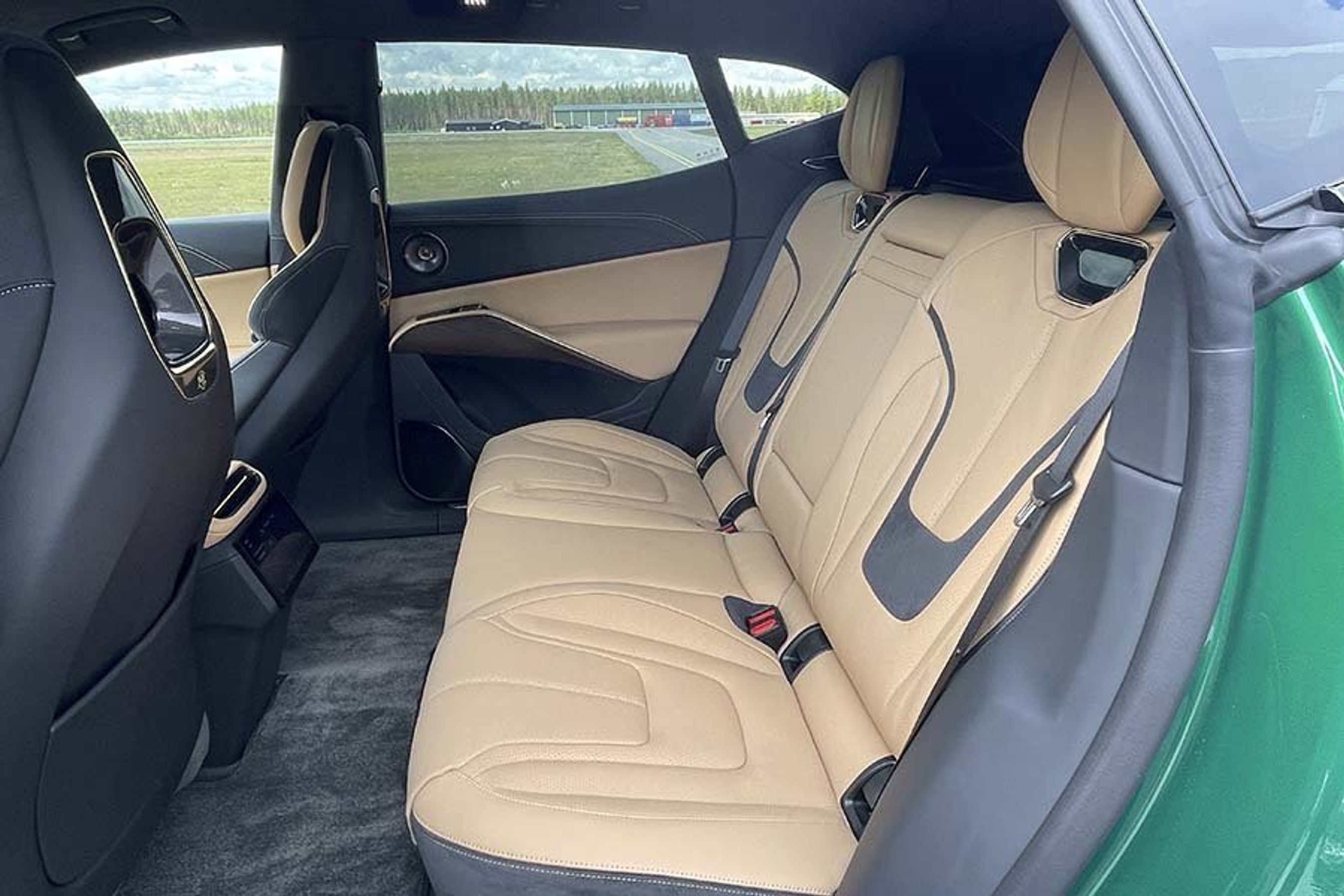 Bagsæde i lyst læder i en Lotus Eletra