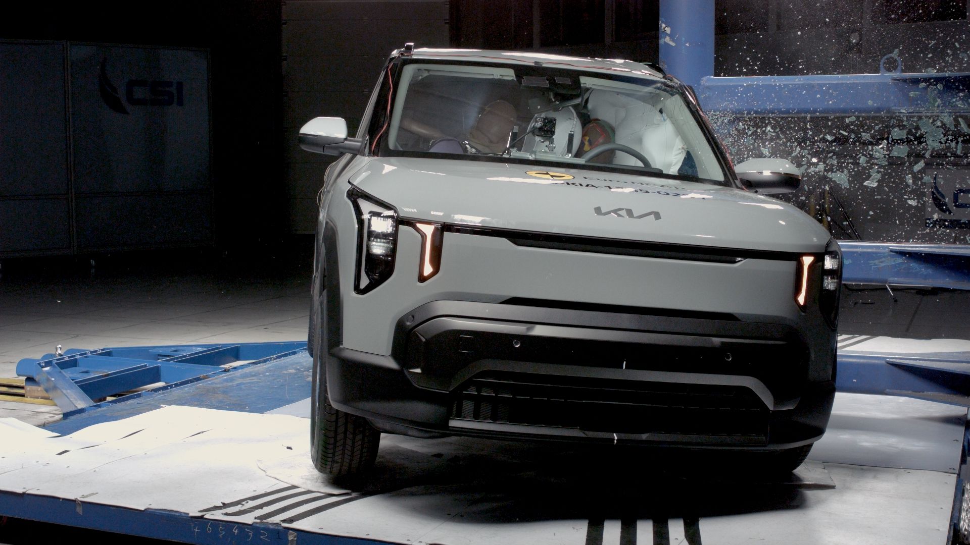 Crashtest af grå bil som rammes fra siden