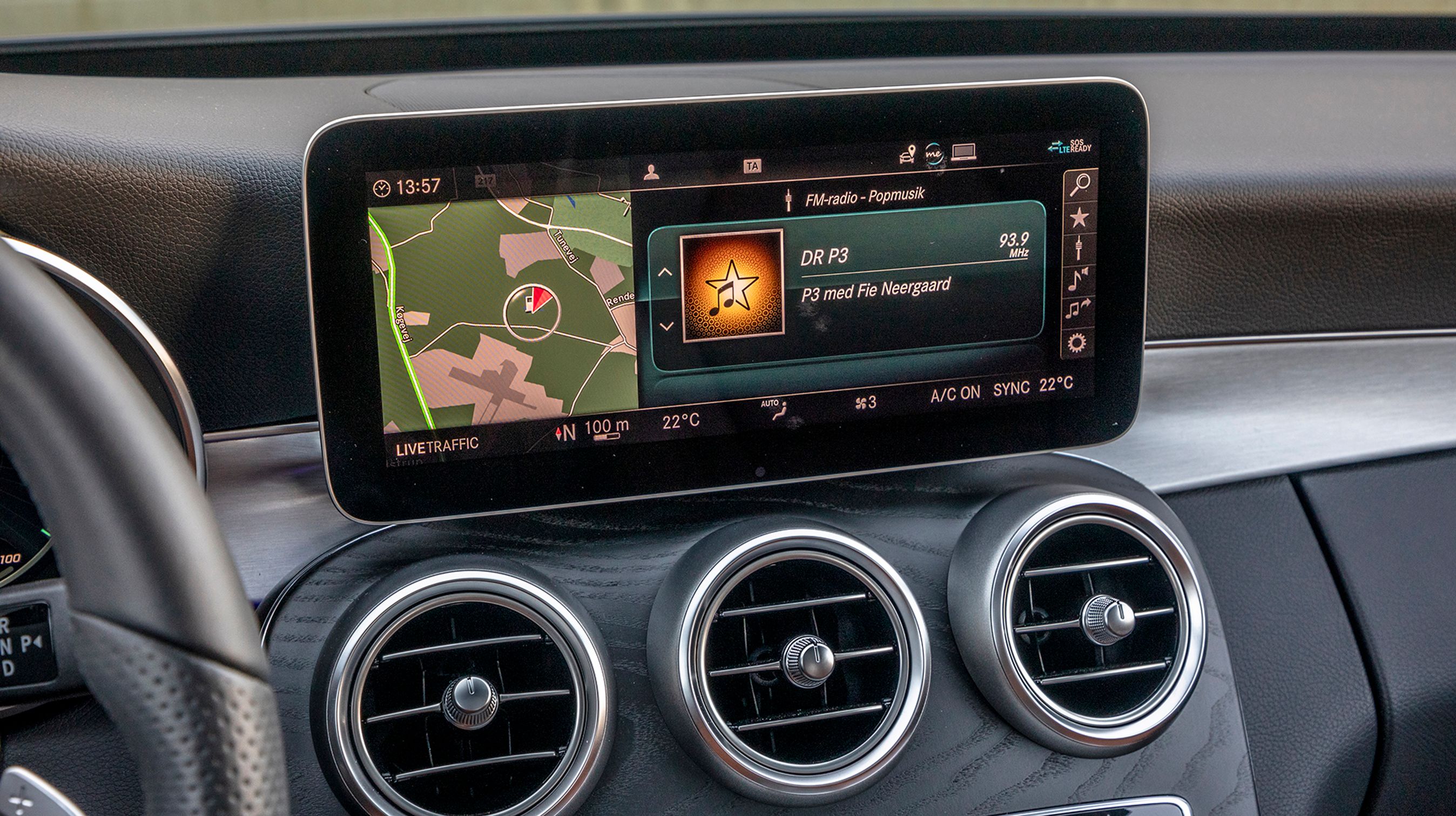 Skærmen er flot at se på, og den kan vise både navigation og radio samtidig. Alle menuer er på dansk.