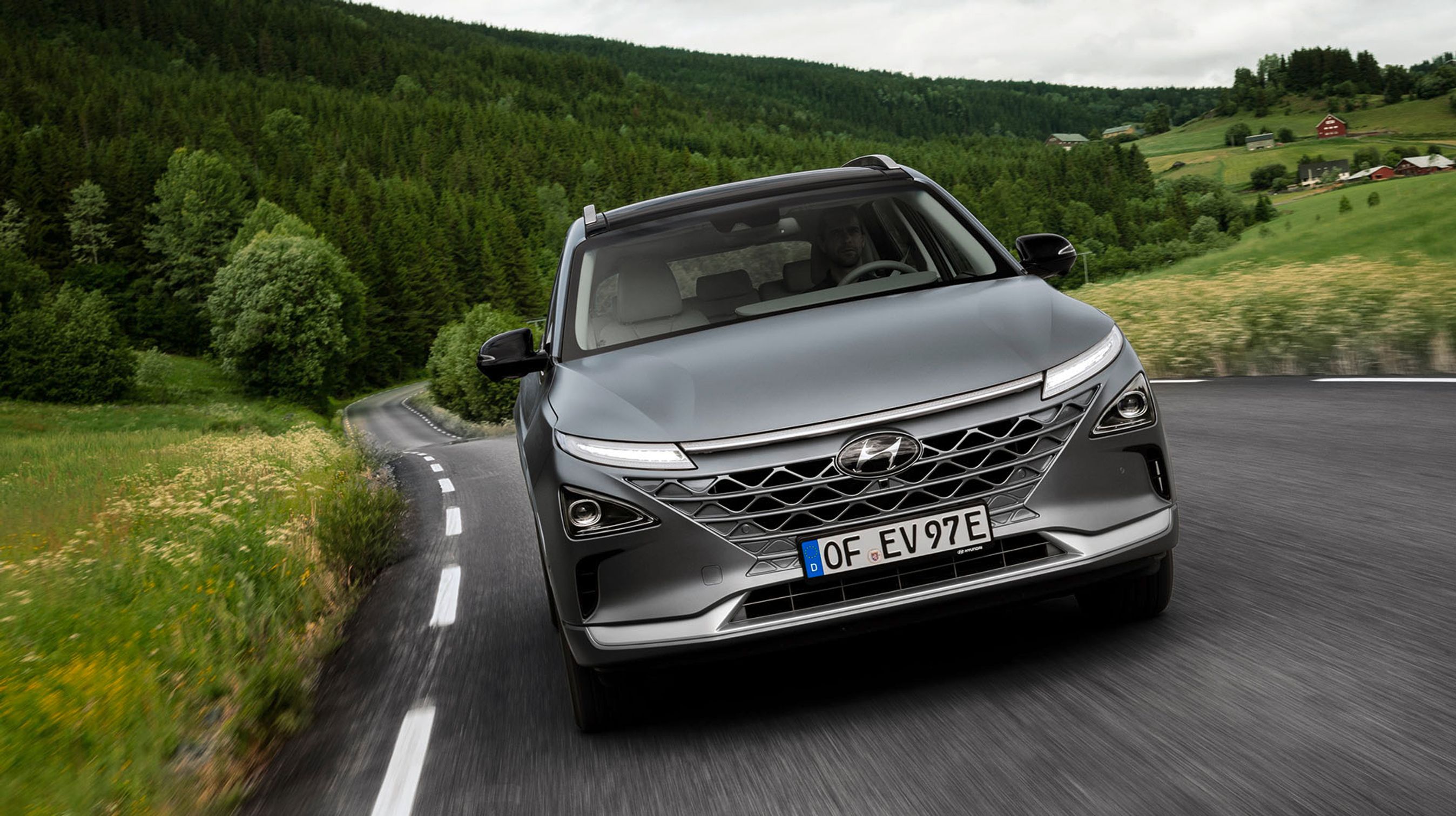 Hyundai Nexo er fra starten skabt som en brintbil. Der er tale om en ret stor SUV, der skal sælges i hele verden. Danmark er i den forbindelse et vigtigt marked, og bilen er opkaldt efter den bornholmske by, Nexø.