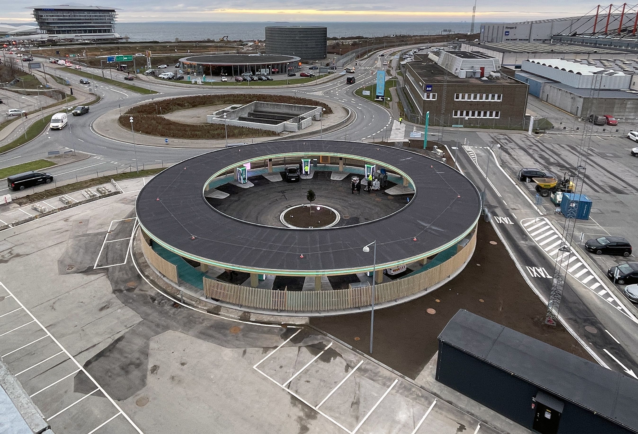 Den cirkulære Ladestation Københavns Lufthavn ser fra oven.