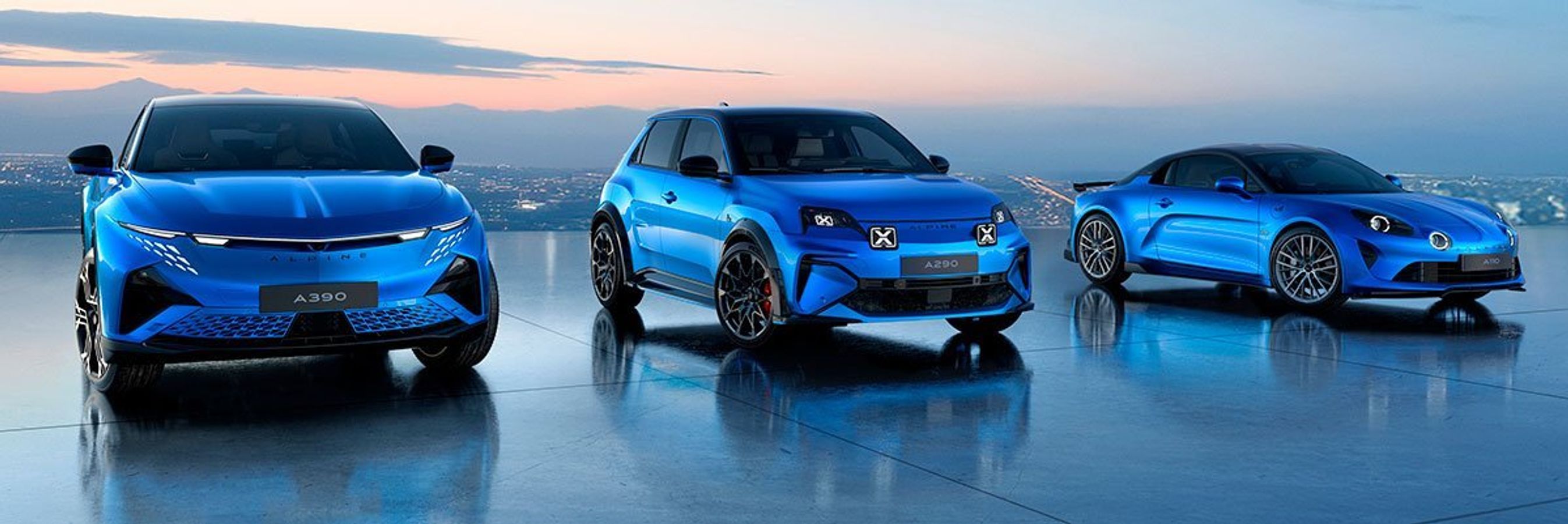 Tre blå Alpine-modeller side om side.