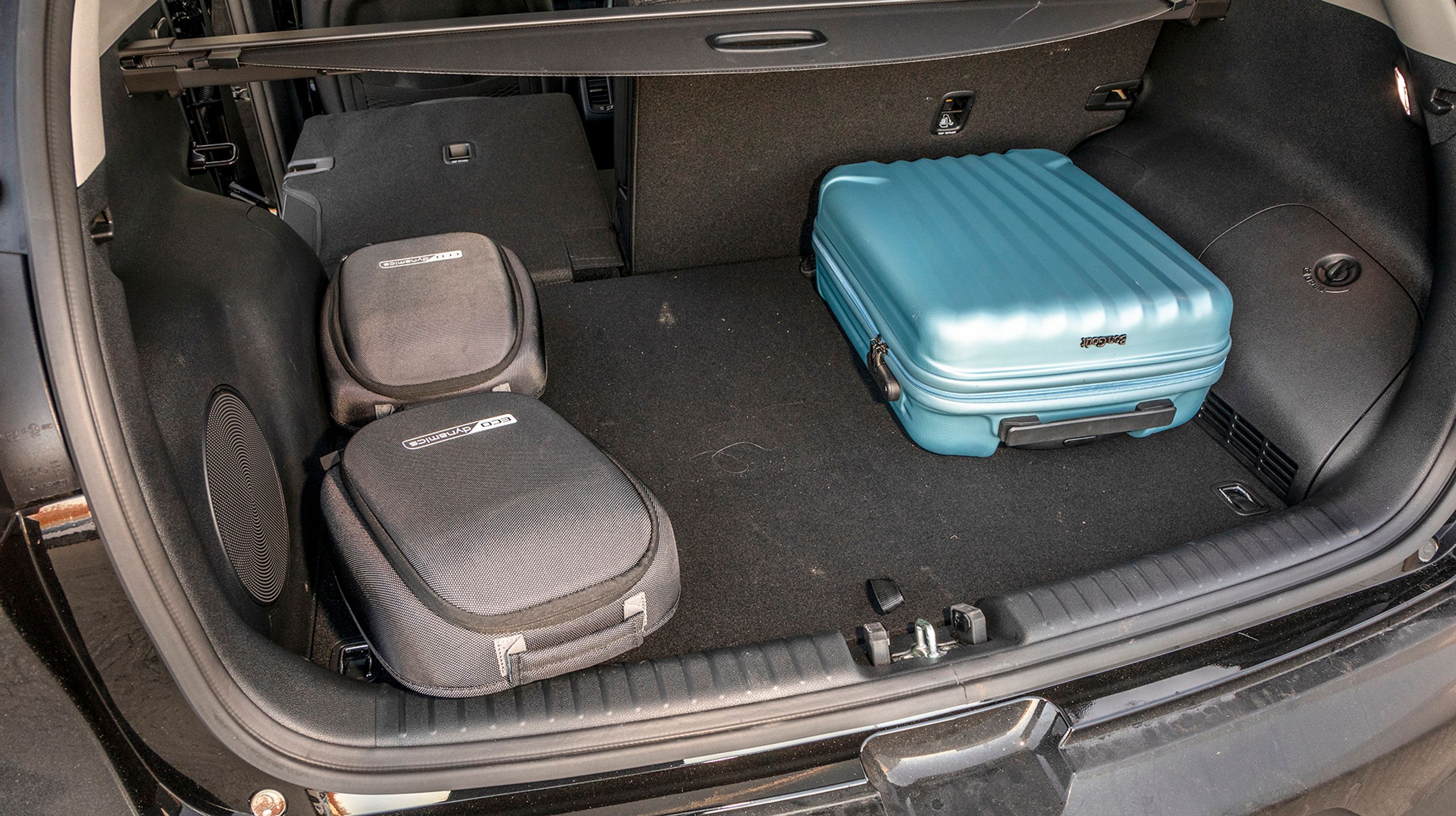 Bagagerummets størrelse er hæmmet af batteriets placering under gulvet. Et lille rum under gulvet kan indeholde kabler.