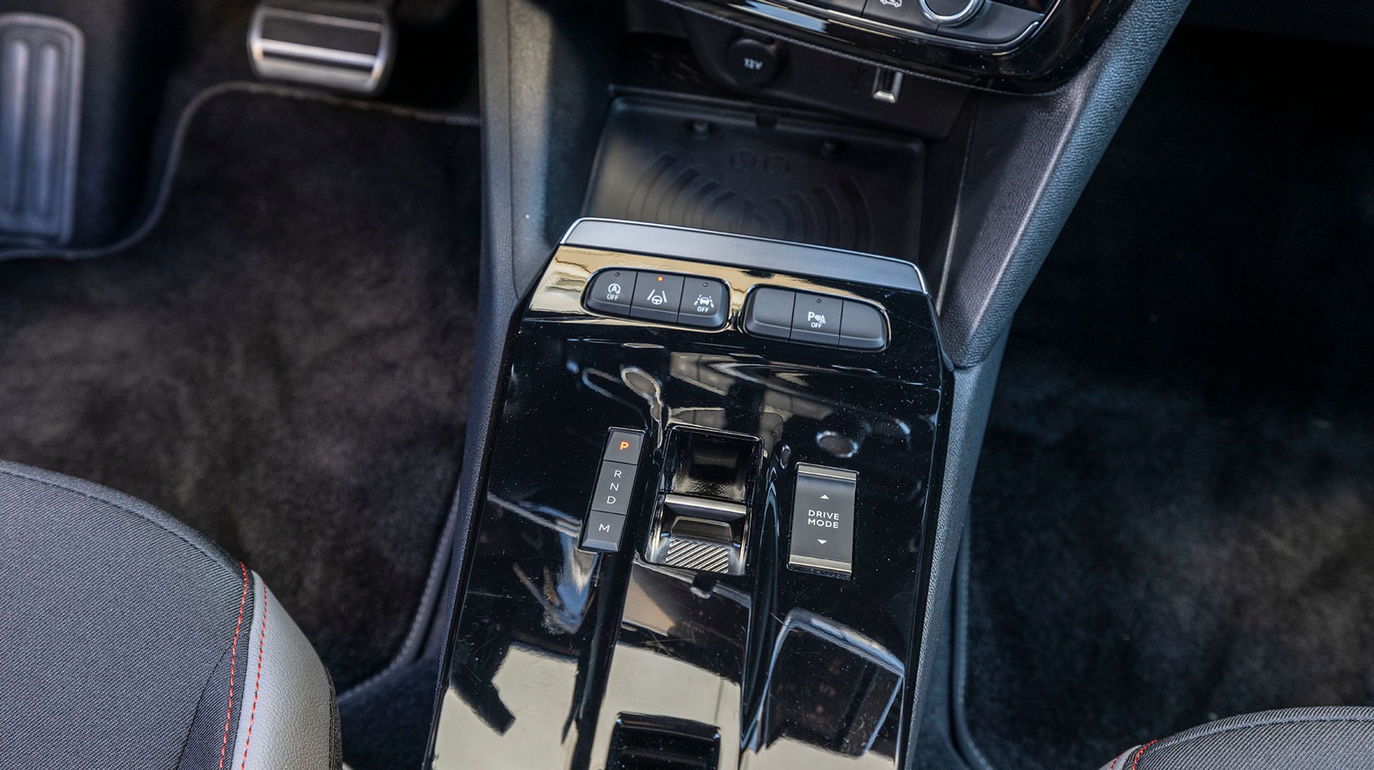 Det meget velfungerende ottetrins automatgear styres med en diskret gearvælger i midterkonsollen. Der er også skiftepaler bag rattet, hvis man ønsker selv at kontrollere gearskiftene.