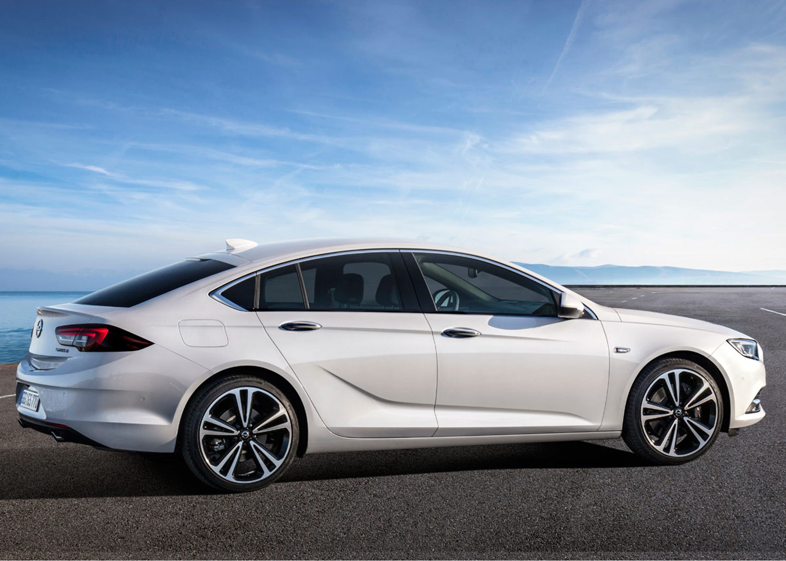 Linjerne på sedanen er coupé-agtige, men bagsædepladsen er overraskende god viser Motors prøvesidning. Foto: Opel