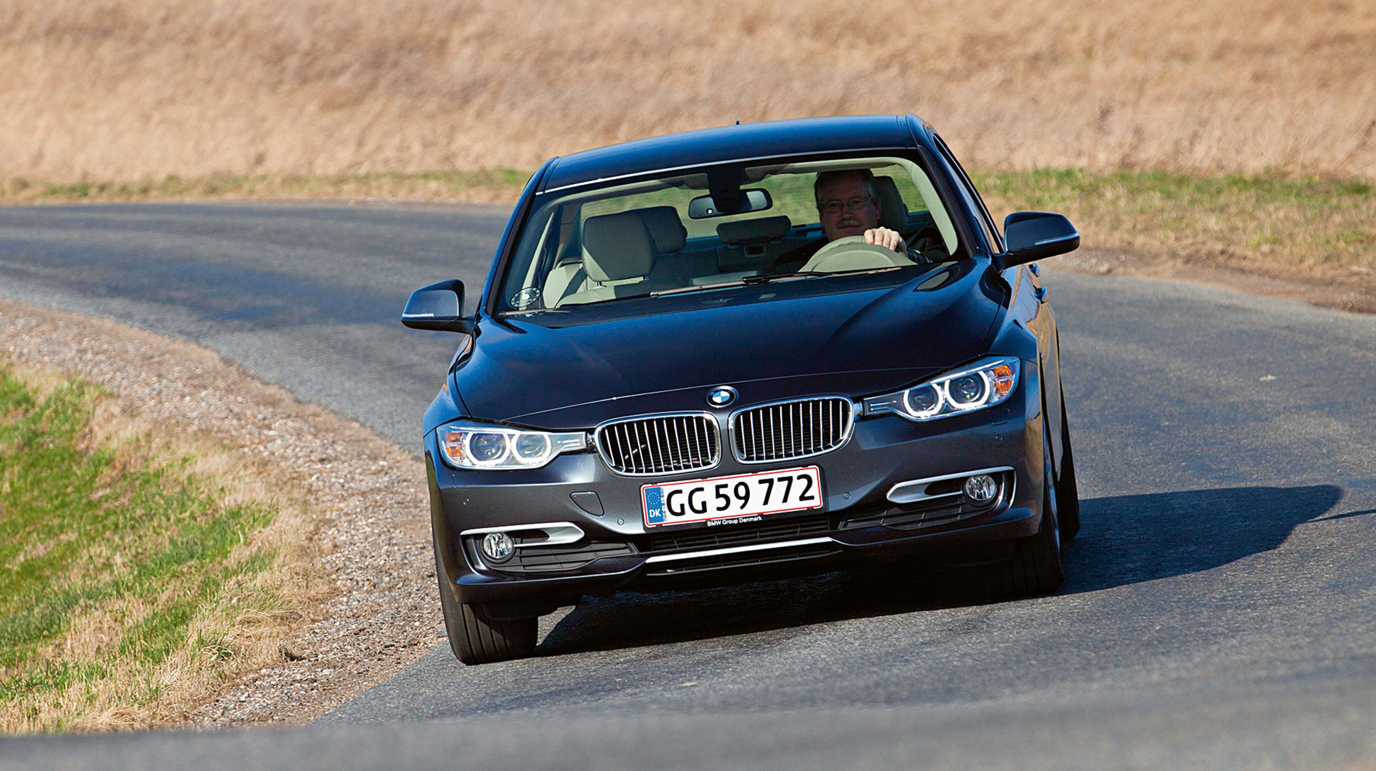 BMW 3-serien er en rigtig driver’s car, og man kan indstille ESC/TCS-systemet i tre niveauer, så bilens antiudskridningssystem og traction control hjælper mere eller mindre til.