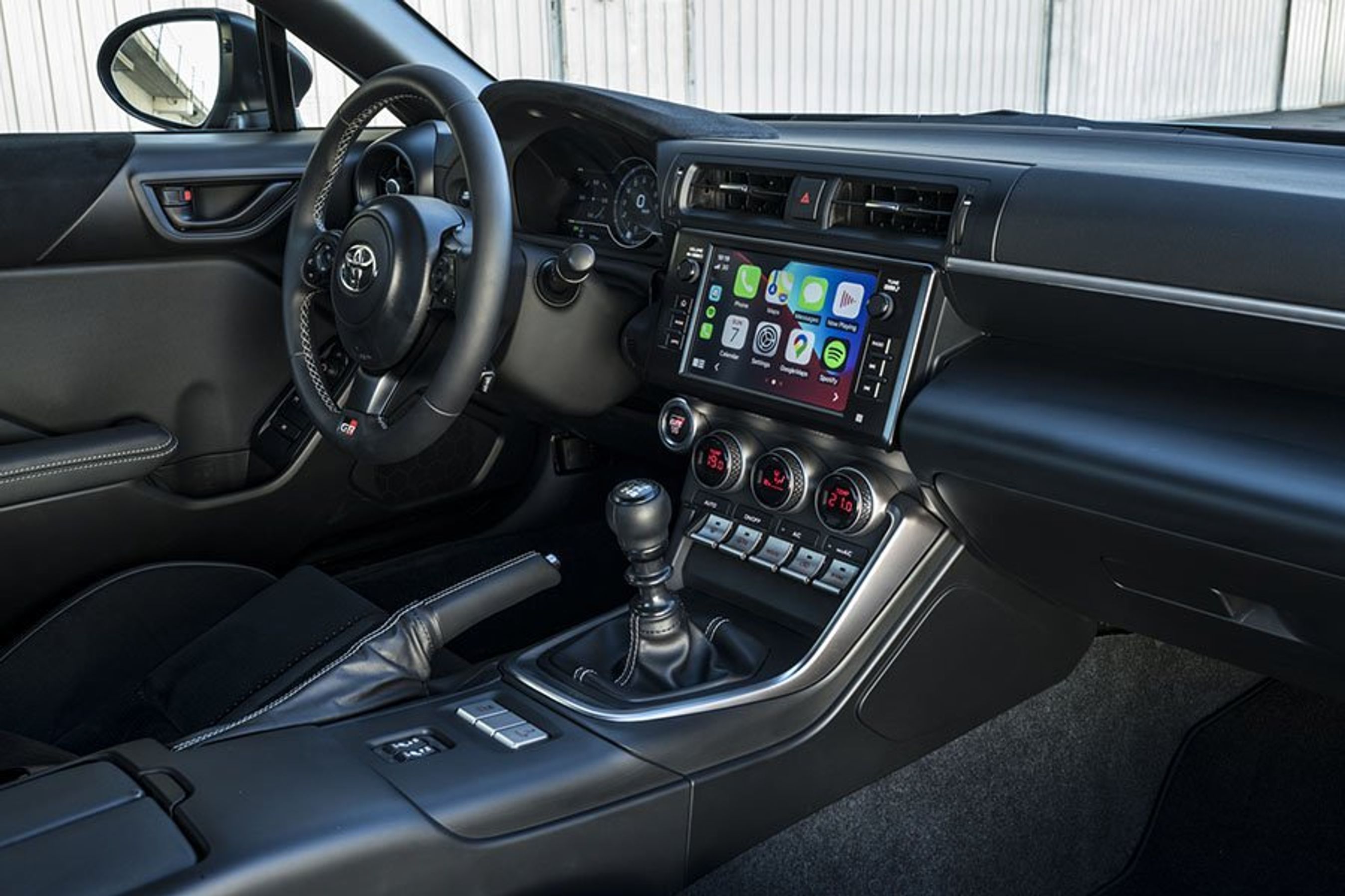 Materialekvaliteten er løftet i kabinen, og især udformningen af knapperne og trykskærmen er blevet markant mere moderne.