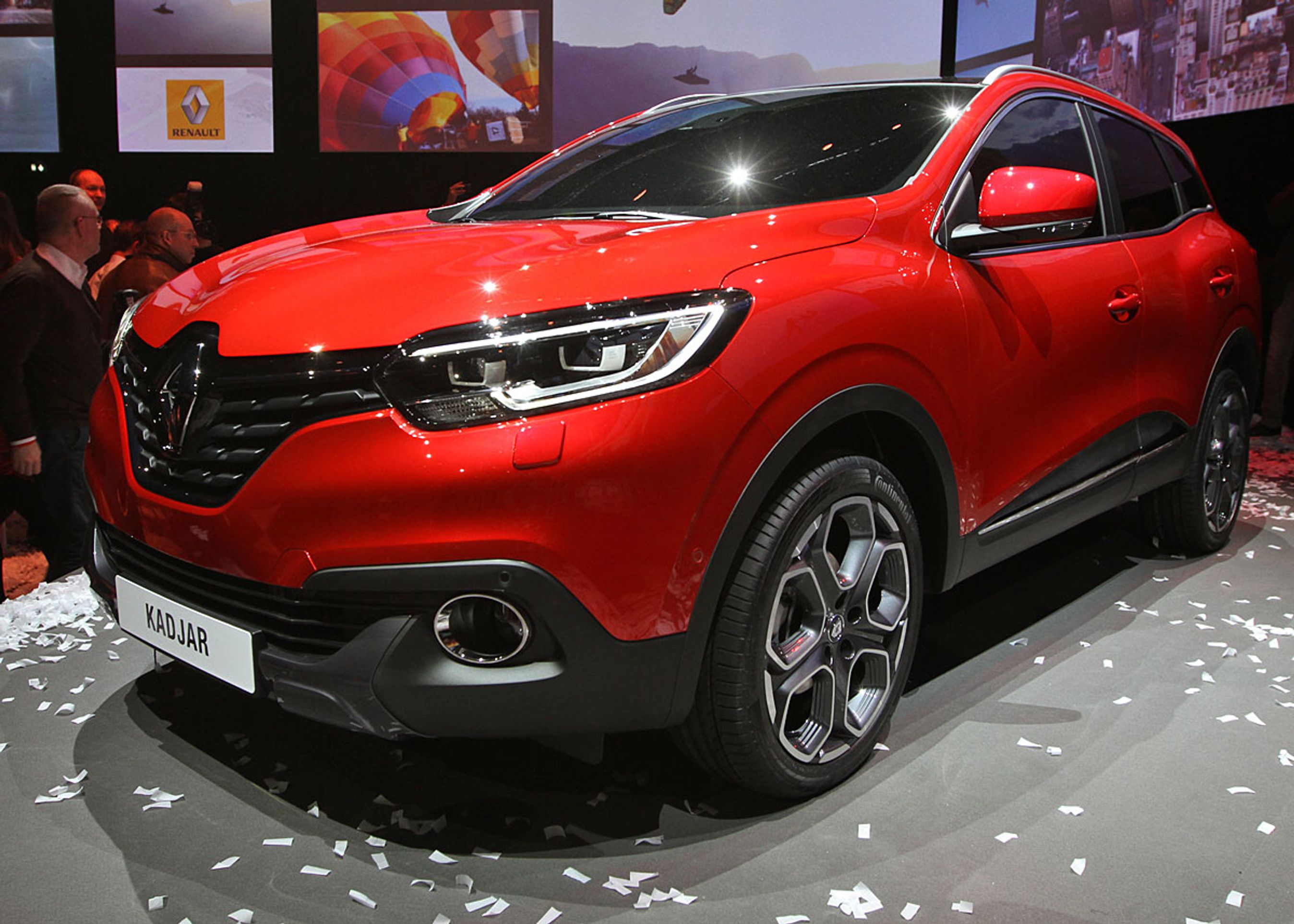 Fronten er bred, markant og med et meget stort Renault-logo. Bilen får mulighed for automatisk nødbremse. Fotos: Torben Arent