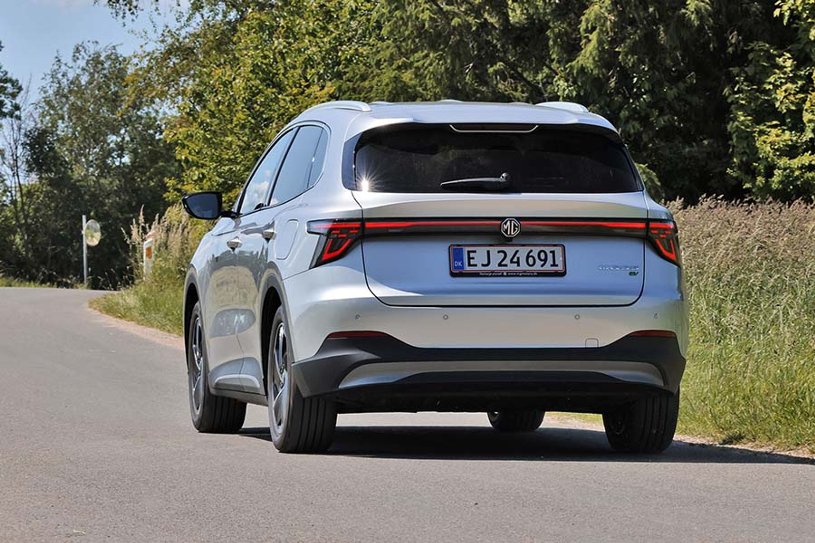 MG MGS5 set bagfra, mens den kører på landevej