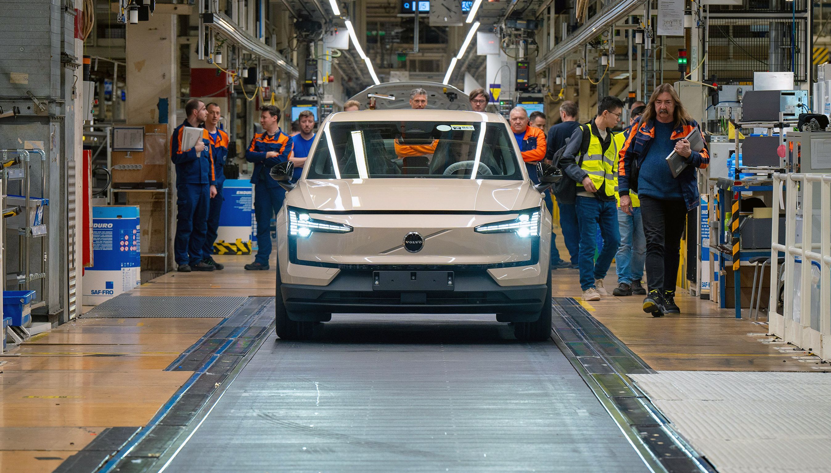 Bil lige forfra på samlebånd.