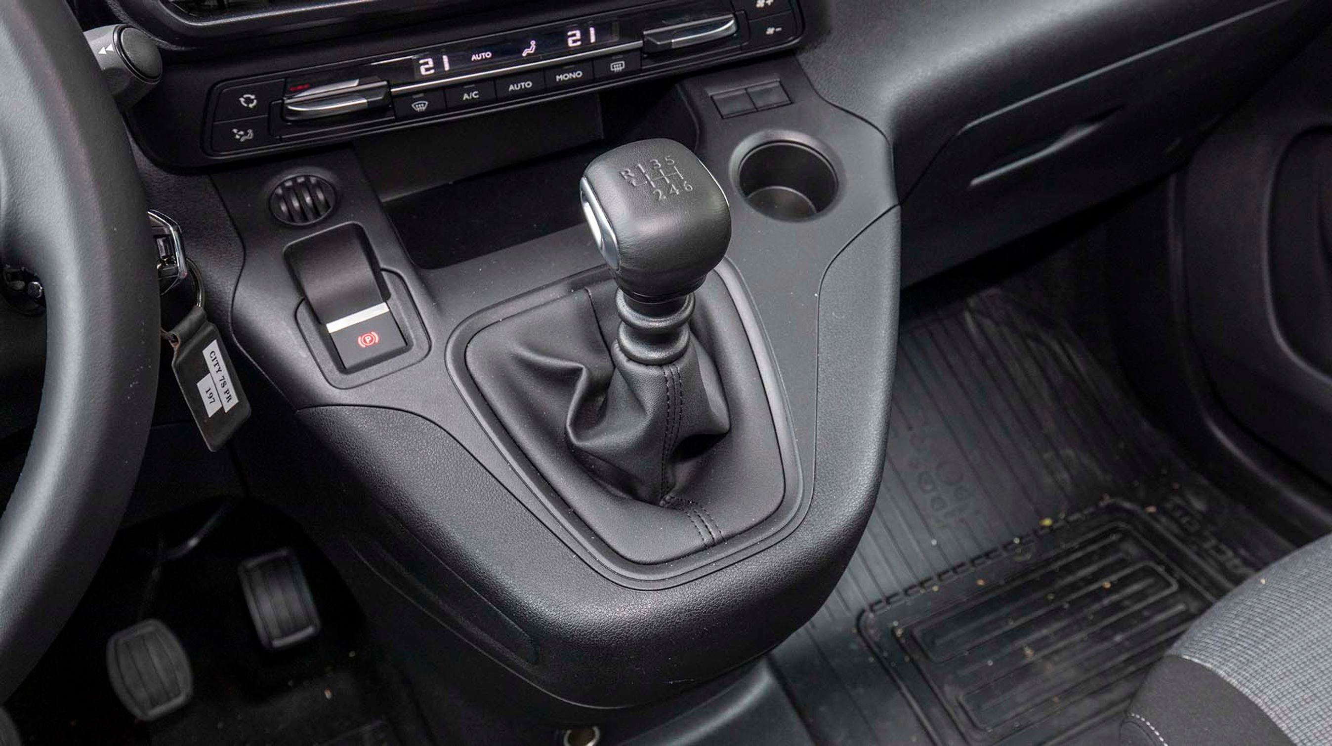 Gearkassen er sekstrins og fungerer glimrende.