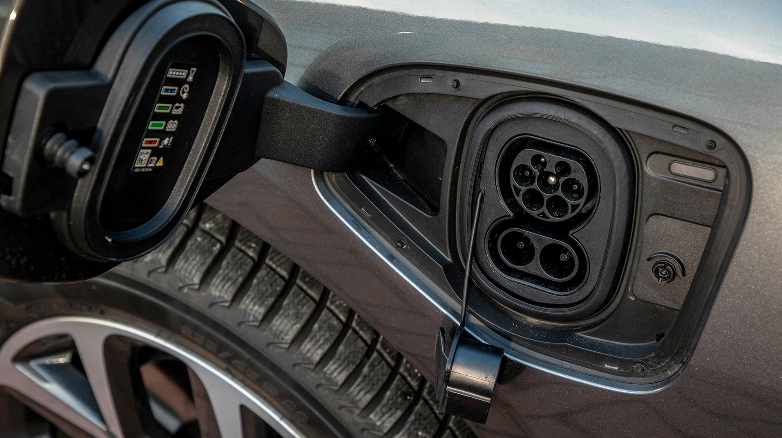 Bilen kan lades med et type-2 stik med 3,7 kW (offentlige ladestandere: 26 timer) eller 7,4 kW (hjemmelader: 13 timer). Type 2-Combo stikket giver adgang til lynladning med op til 100 kW. P.t. er de fleste lynladere dog kun på 50 kW (ladetid 2-3 timer).