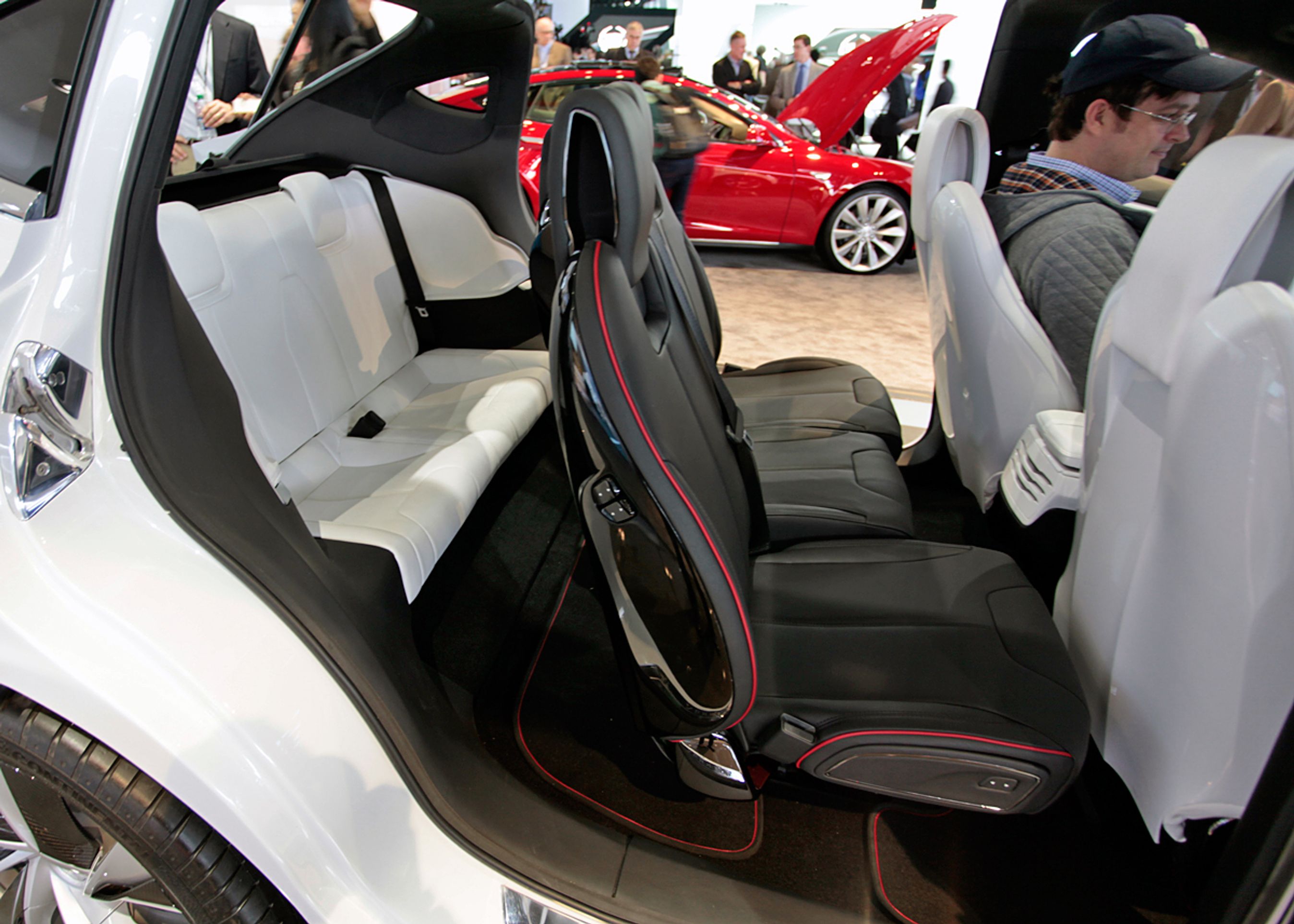 Instrumentpanelet domineres af den store 17-tommer farveskærm, hvorfra føreren kontrollerer alle bilens funktioner.