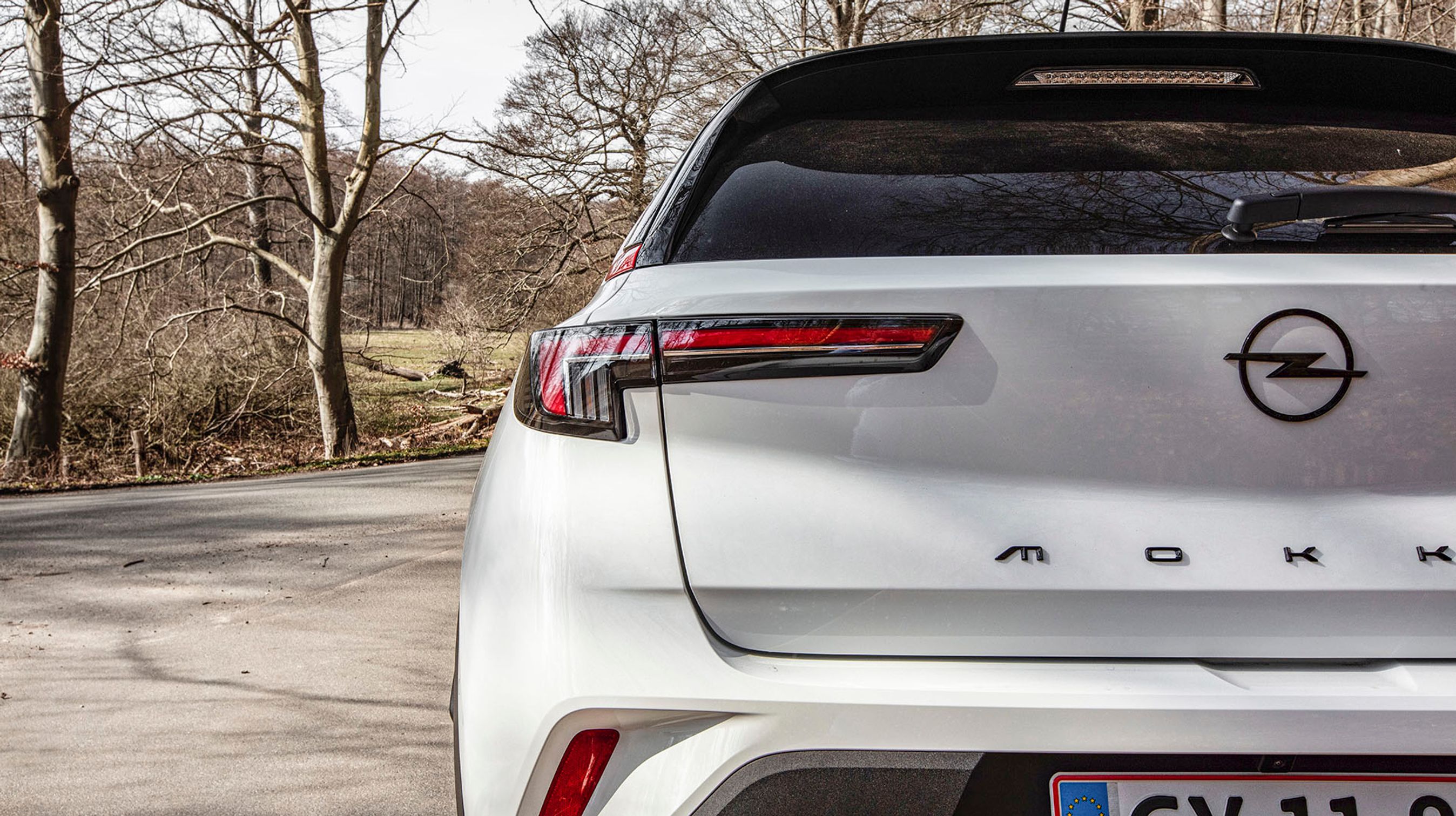 Bagtil er baglygterne vandrette, og de er altid udstyret med LED-teknik. Mokka-navnet er spredt ud over bagklappens bredde med sjovt udformede bogstaver.