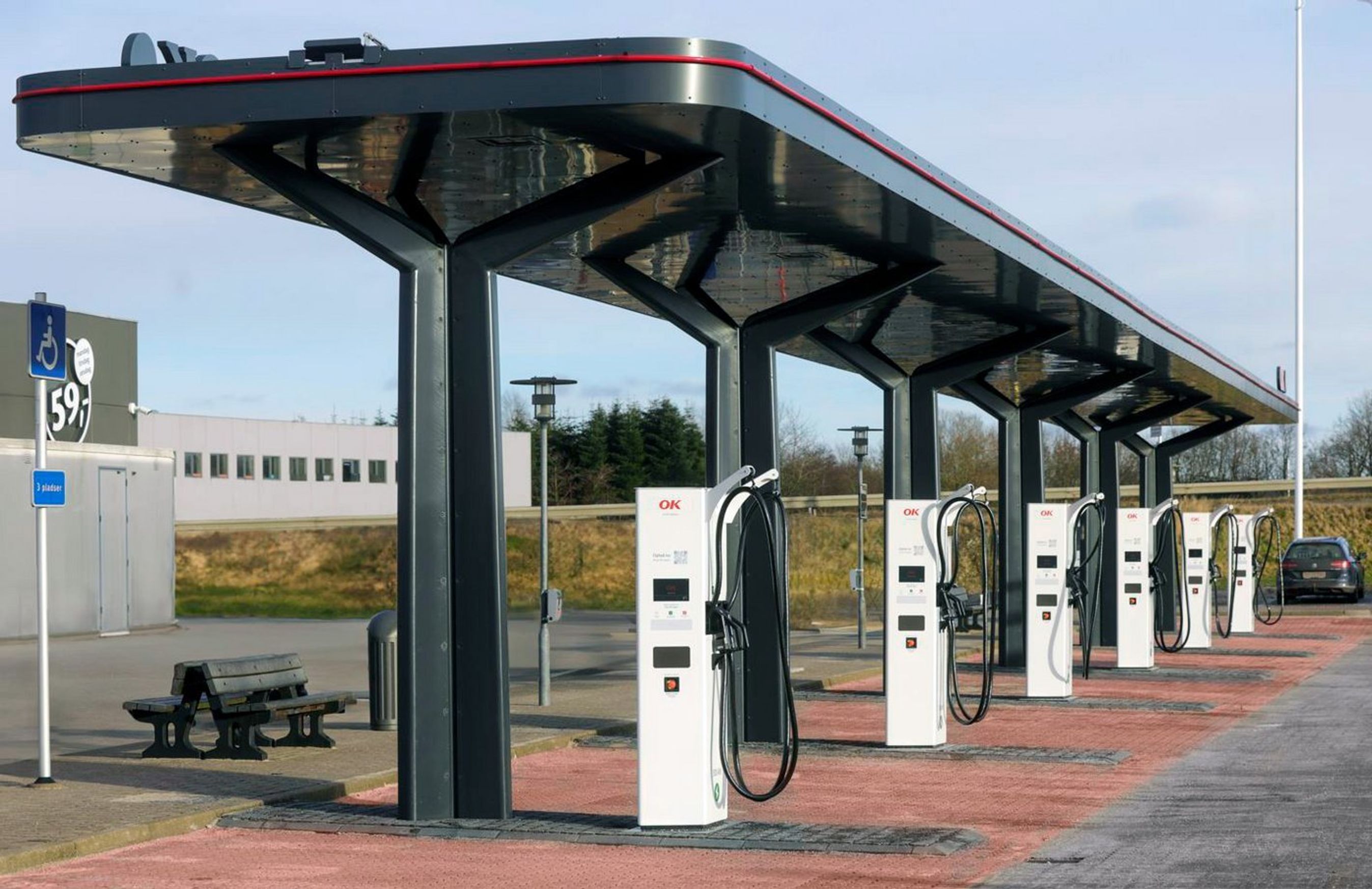 Mange ladebokse på række.