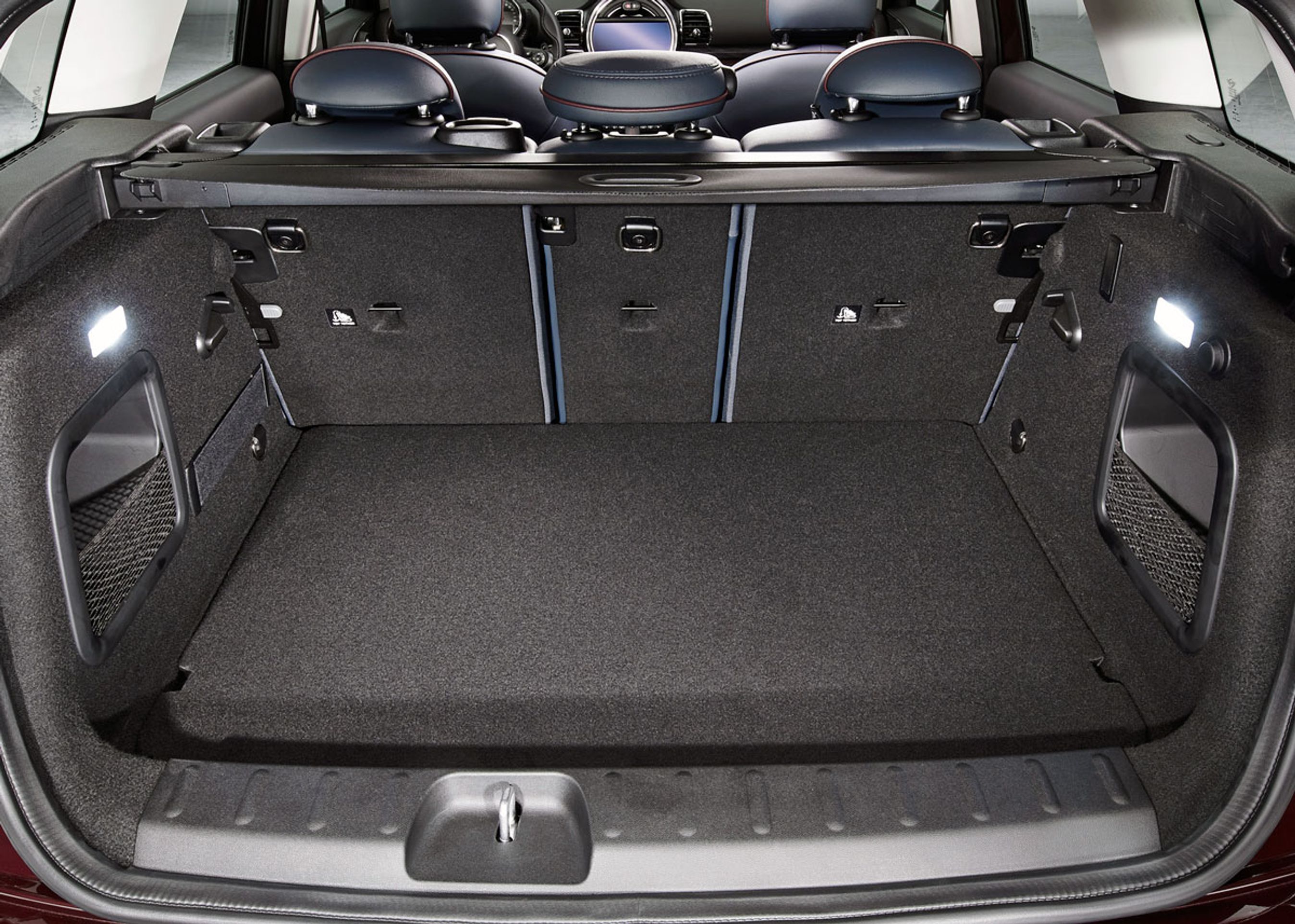 Bagagerummet er nu som i mange biler fra den lille mellemklasse. 360 liter er det officielle mål - 100 liter mere end før.