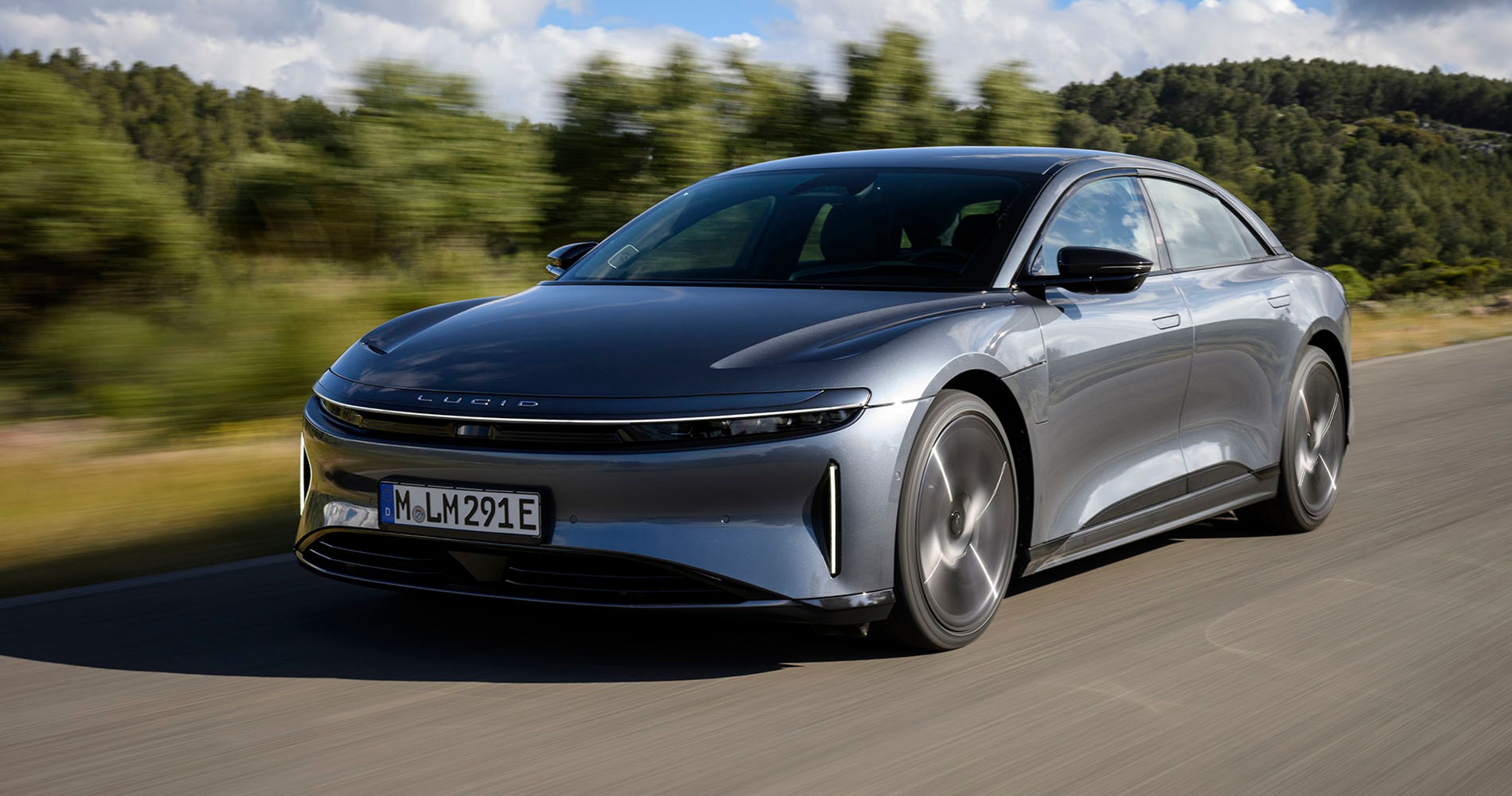 Lucis Air set forfra, mens den kører på en landevej