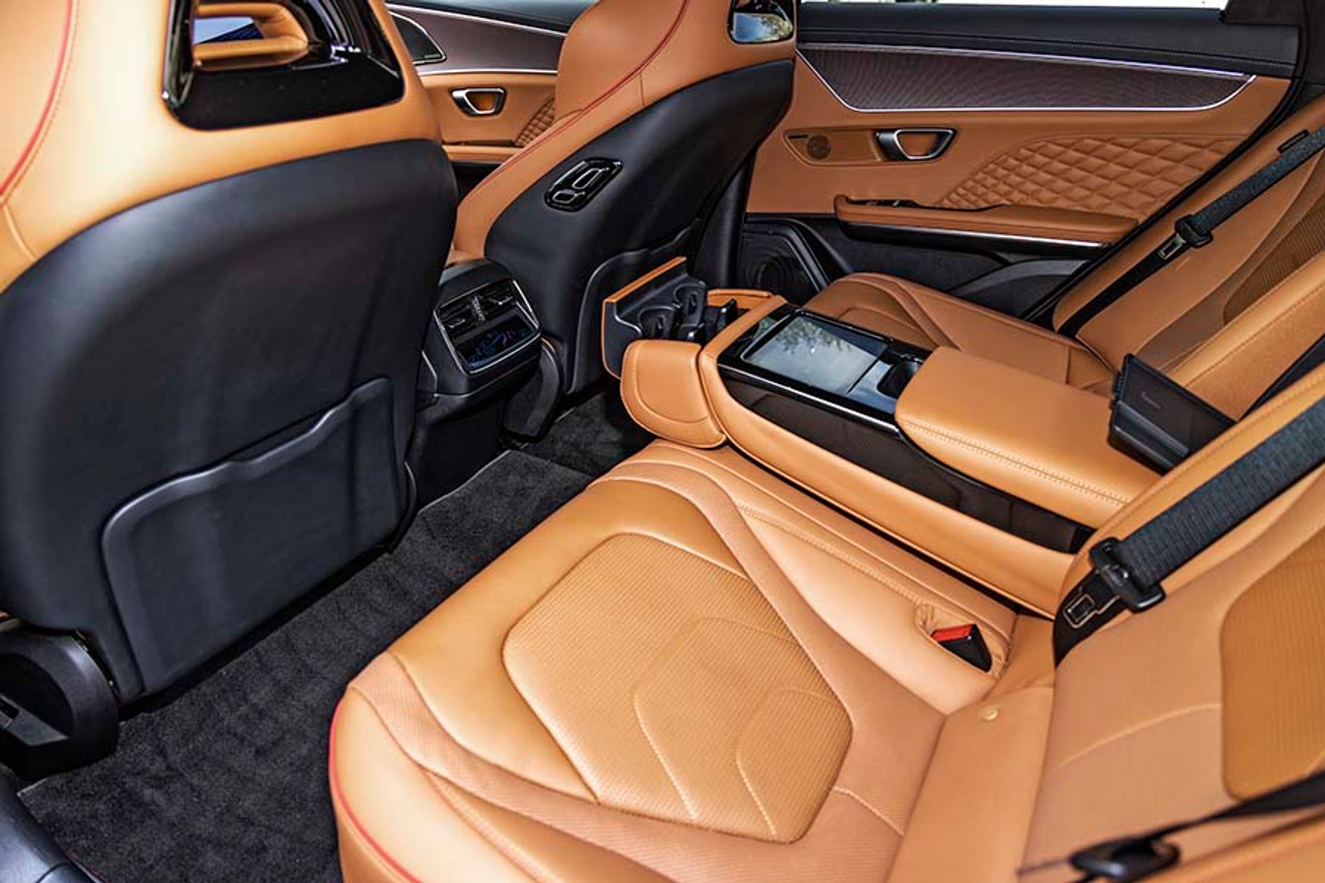 Bagsædet byder på glimrende pladsforhold og er i det hele taget med komfortabelt indrettet. Der er separate friskluftdyser og et stort midterarmlæn.