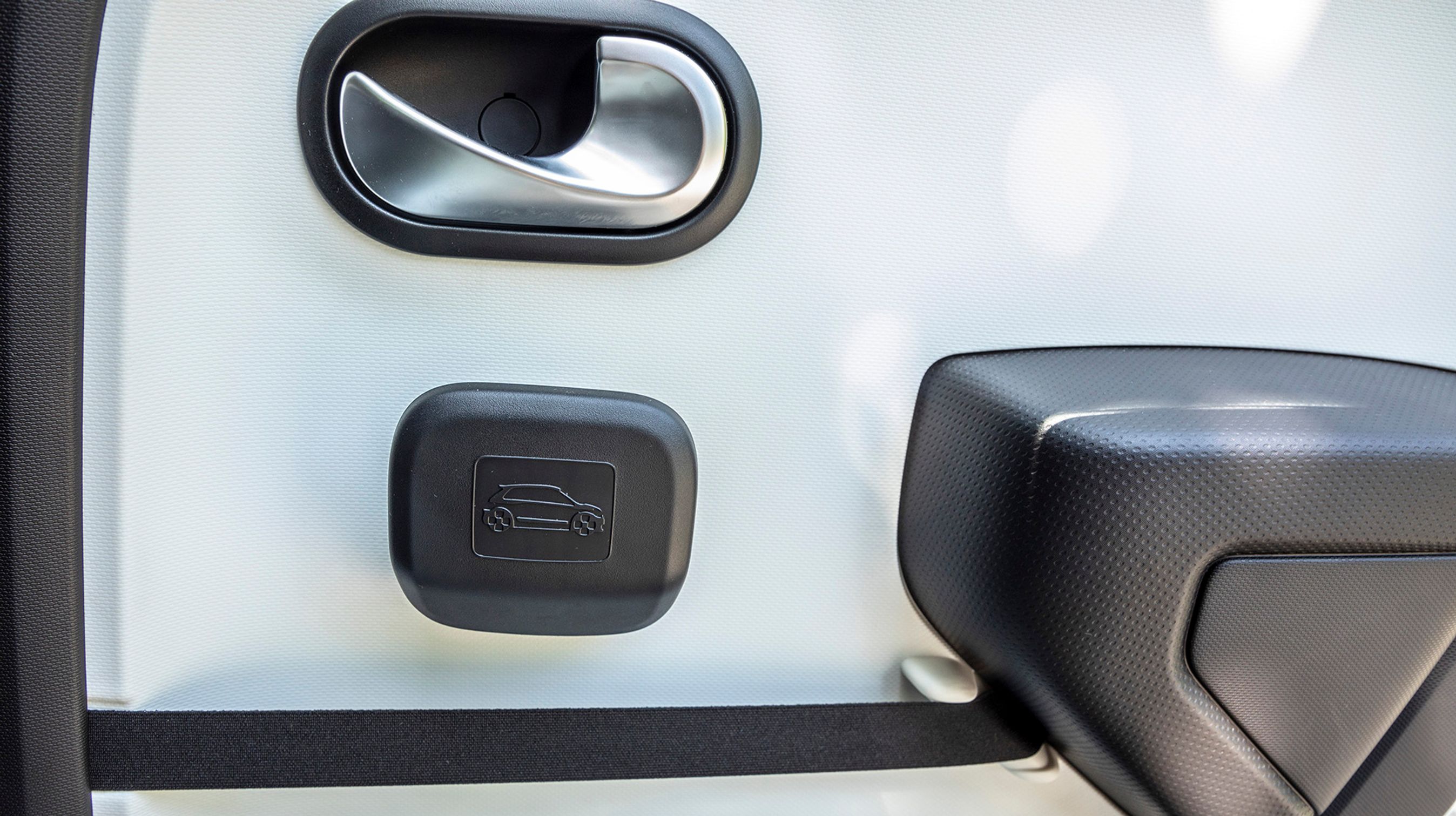 Twingo har sjove designdetaljer, som blandt andet dette dørhåndtag, der hænger frit på døren. Twingo taler mere til det sjove end det praktiske. 