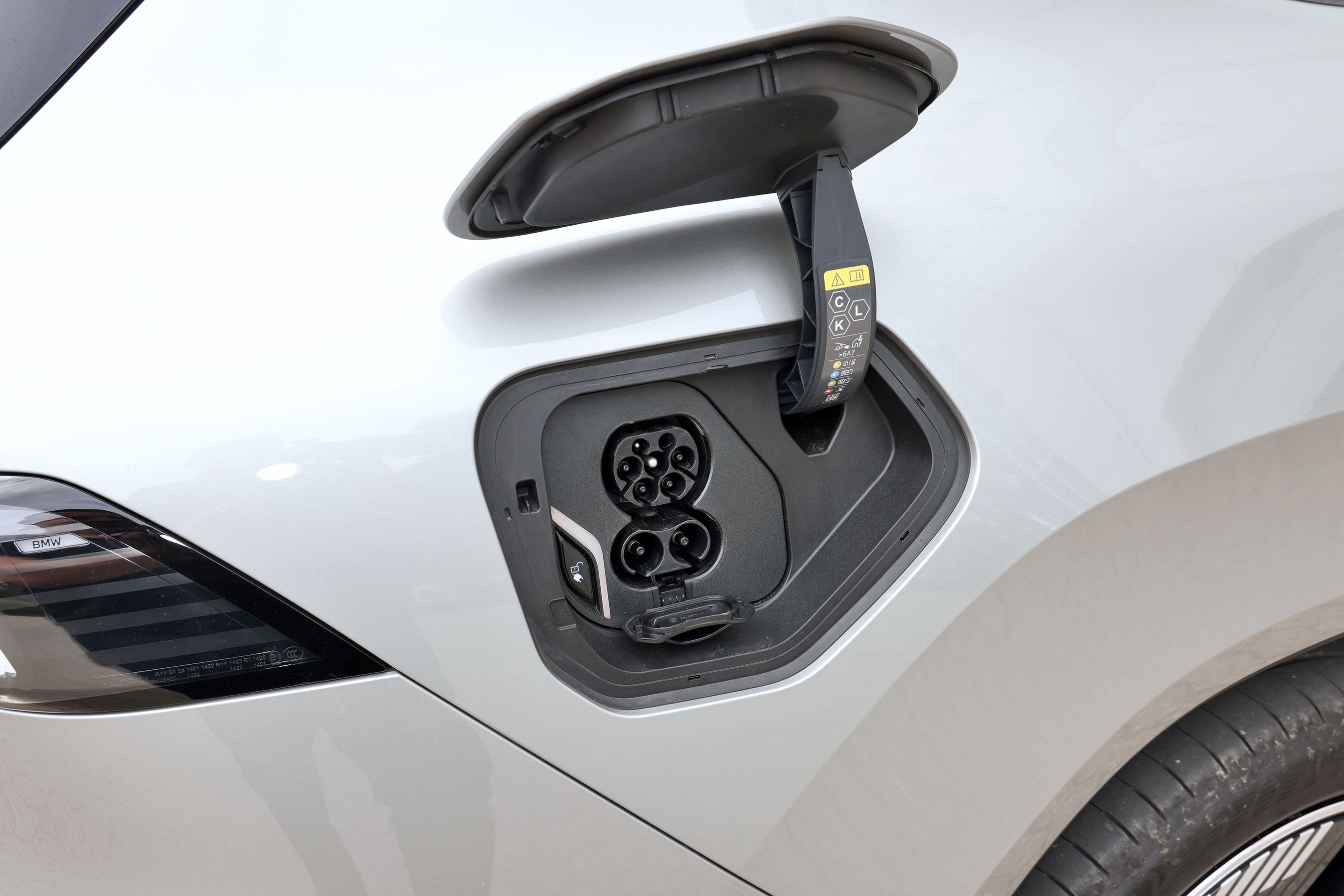 Ladestik i BMW iX3 50 xDrive fra 2026.