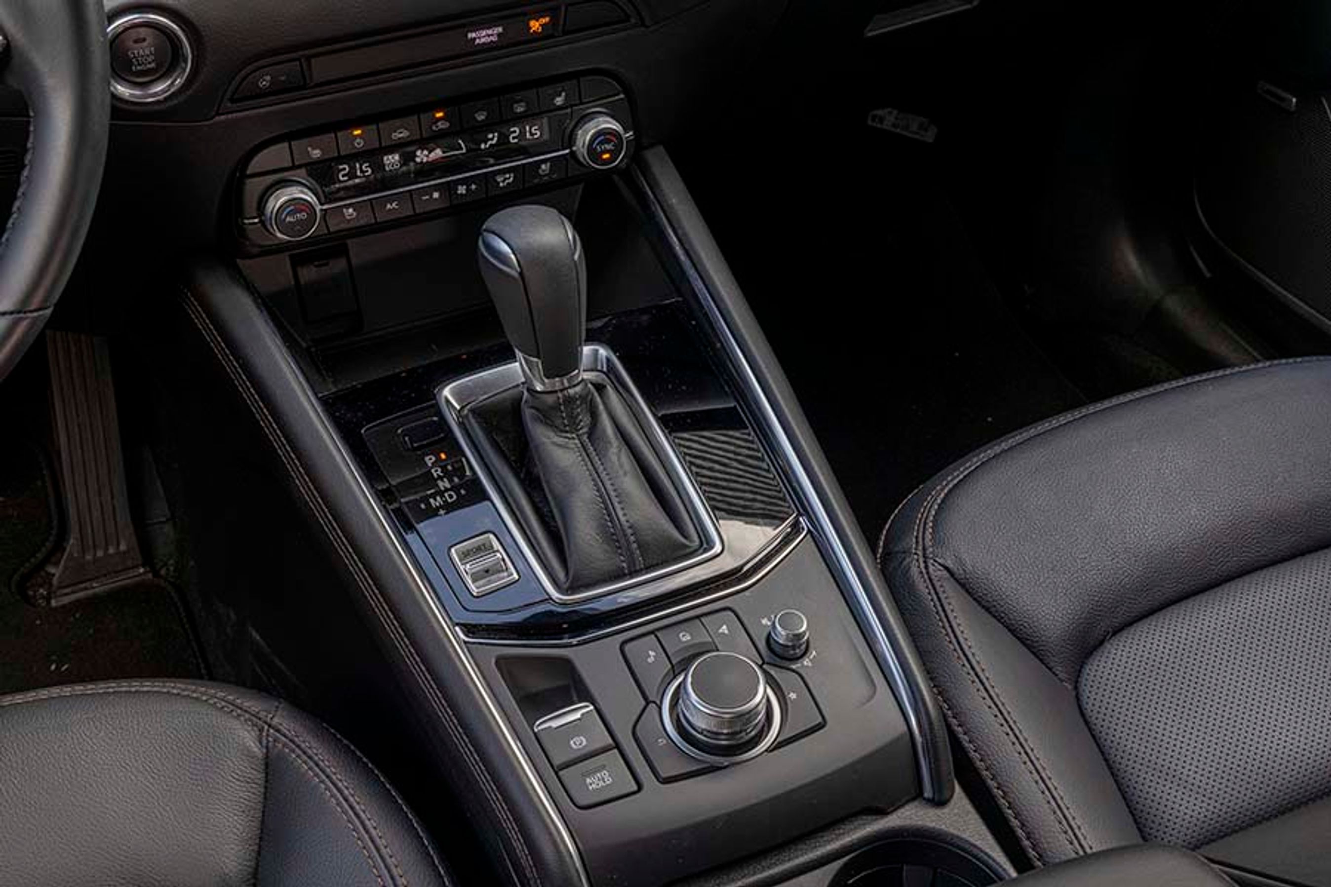 Selve gearvælgeren er af den gammeldagstype, hvor du fysisk skal sætte den i ”P”, når turen slutter. Automatgearkassen har seks trin, og du kan skifte gear på rattet. 